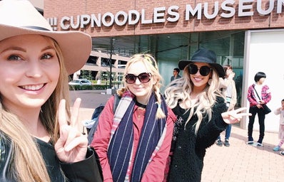 girls with peace signs at cup noodle museum