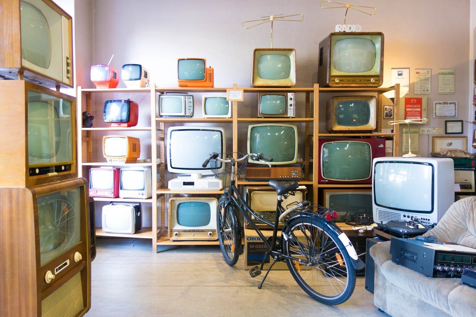 Many vintage tvs