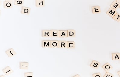 Scrabble tiles that say 'read more'