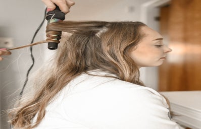 woman curling her hair 973403?width=398&height=256&fit=crop&auto=webp