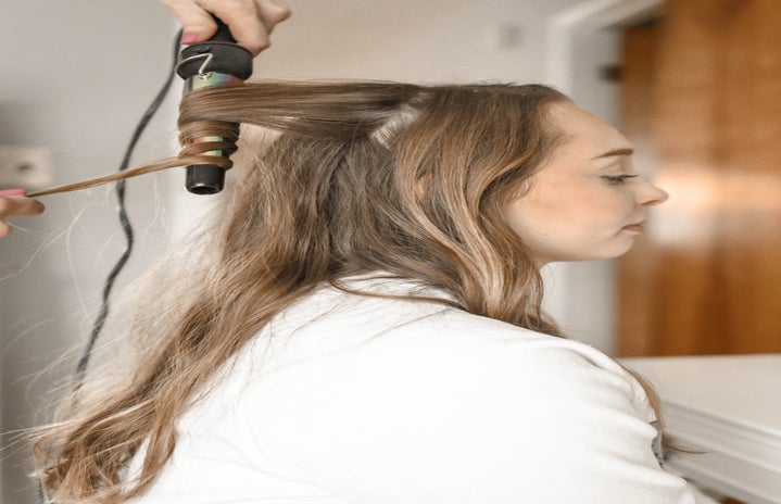 woman curling her hair 973403?width=719&height=464&fit=crop&auto=webp