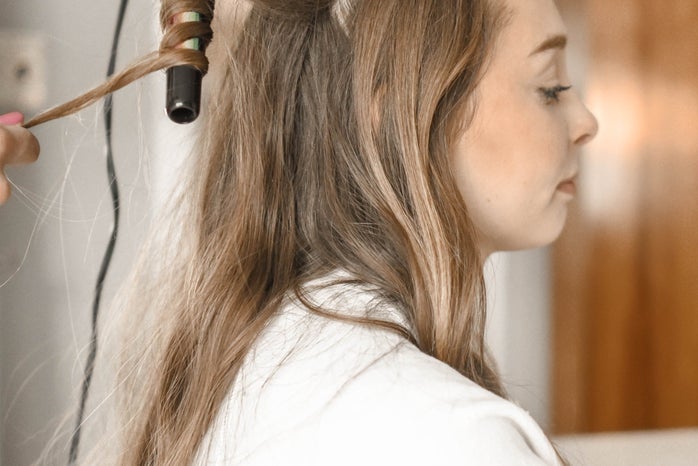 woman curling her hair 973403?width=698&height=466&fit=crop&auto=webp