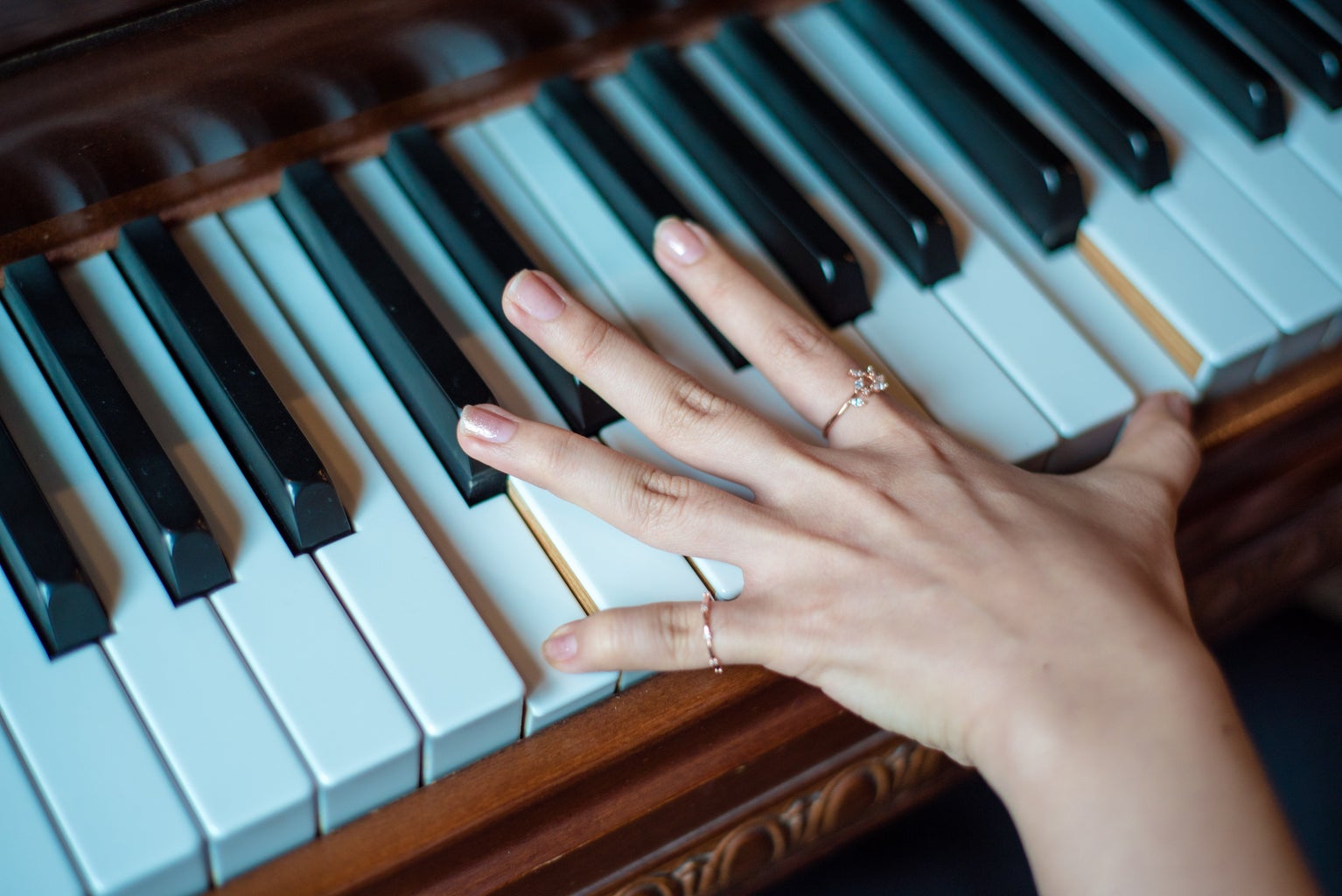 hand on piano keys