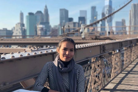 woman posing in front of new york skyline