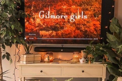 Watching gilmore girls during fall