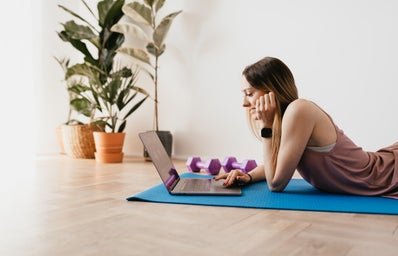 young sportive woman using laptop on floor?width=398&height=256&fit=crop&auto=webp