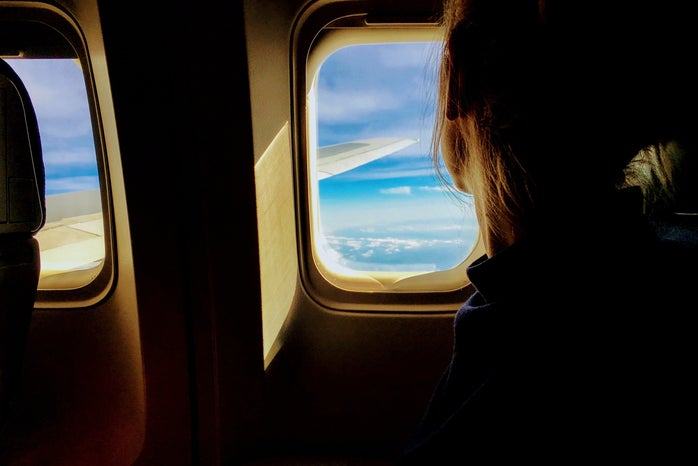 Person looking outside of an airplane by Tim Gouw?width=698&height=466&fit=crop&auto=webp