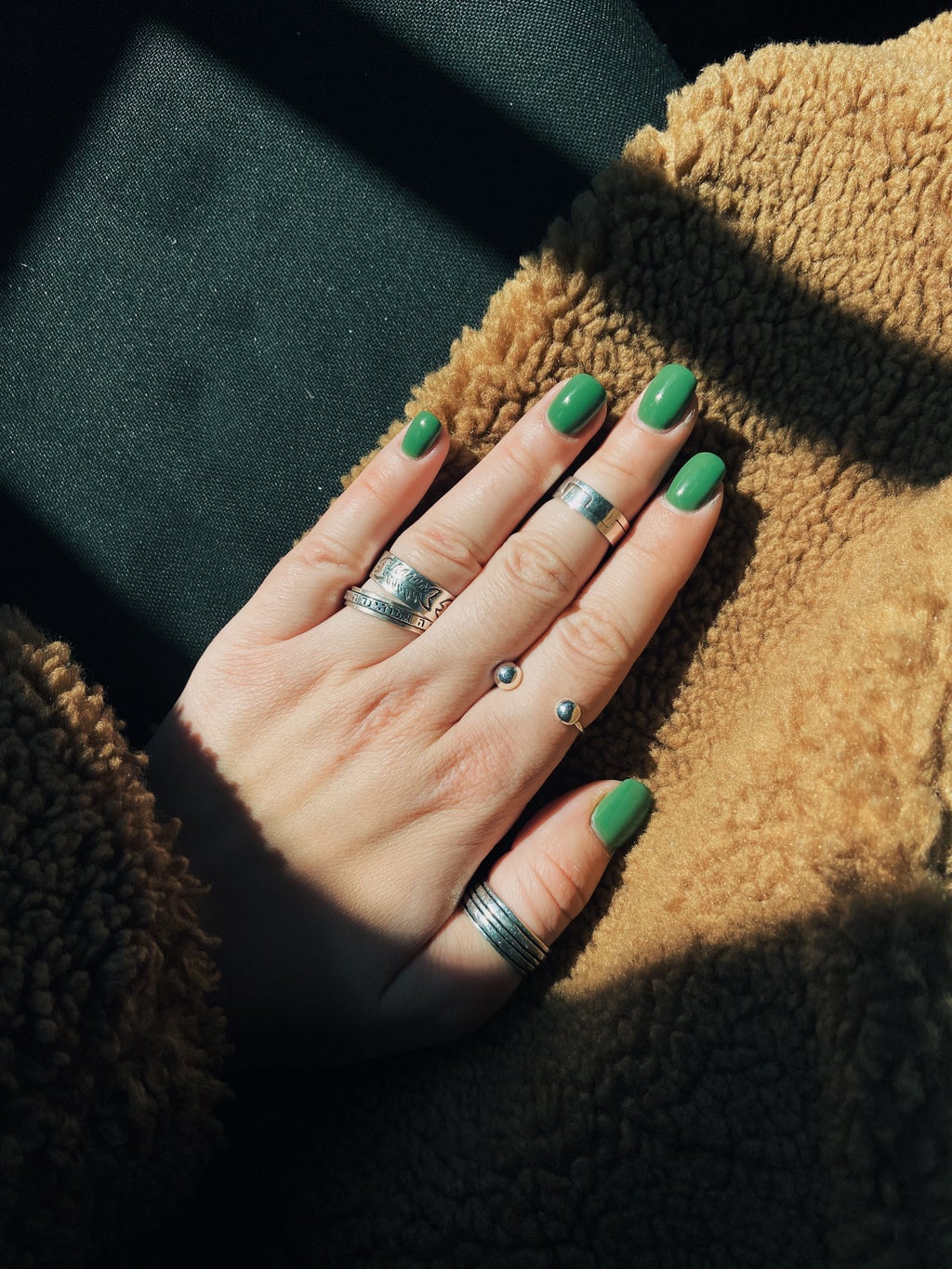 Green nails and rings