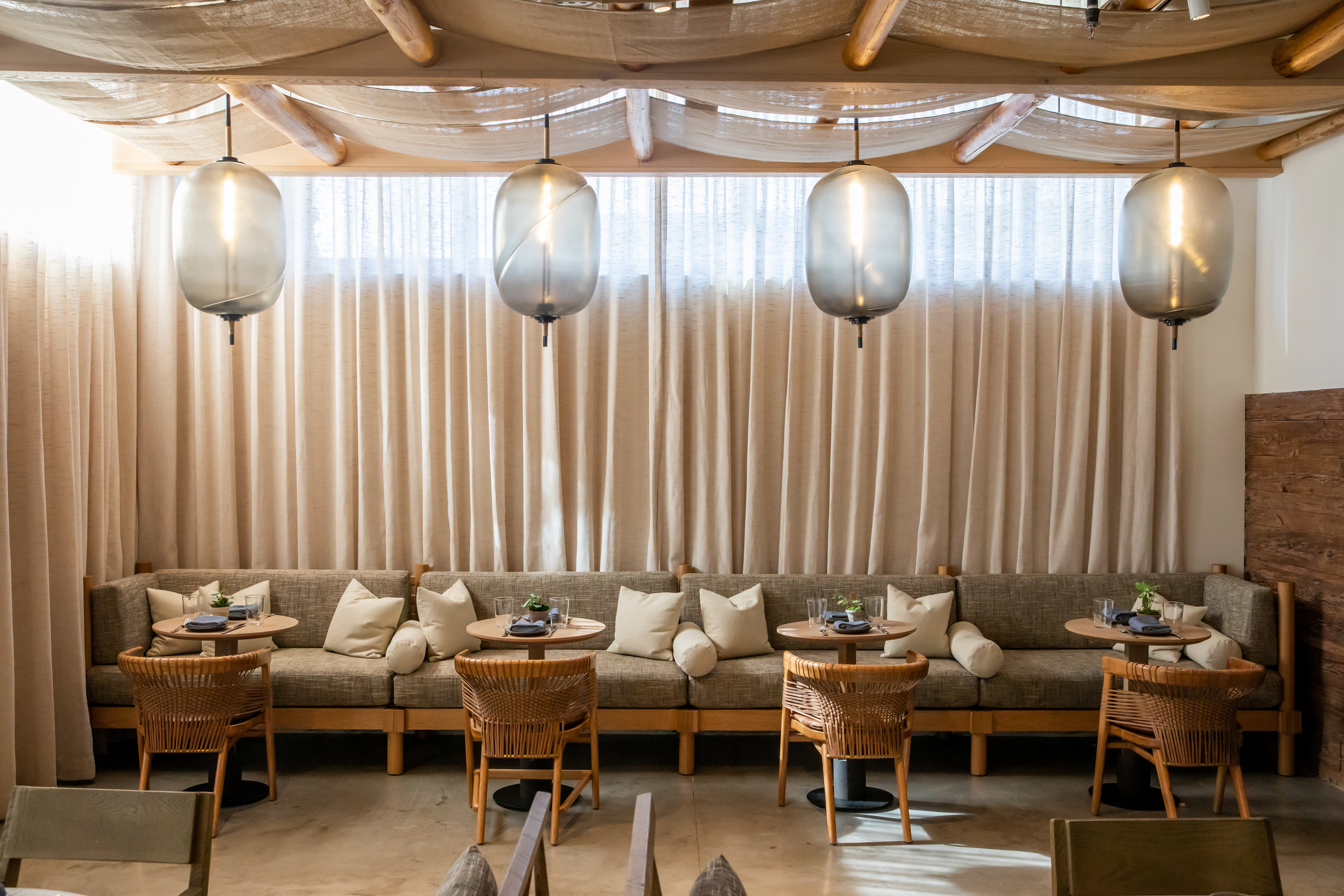 Coin salon avec banc et chaises