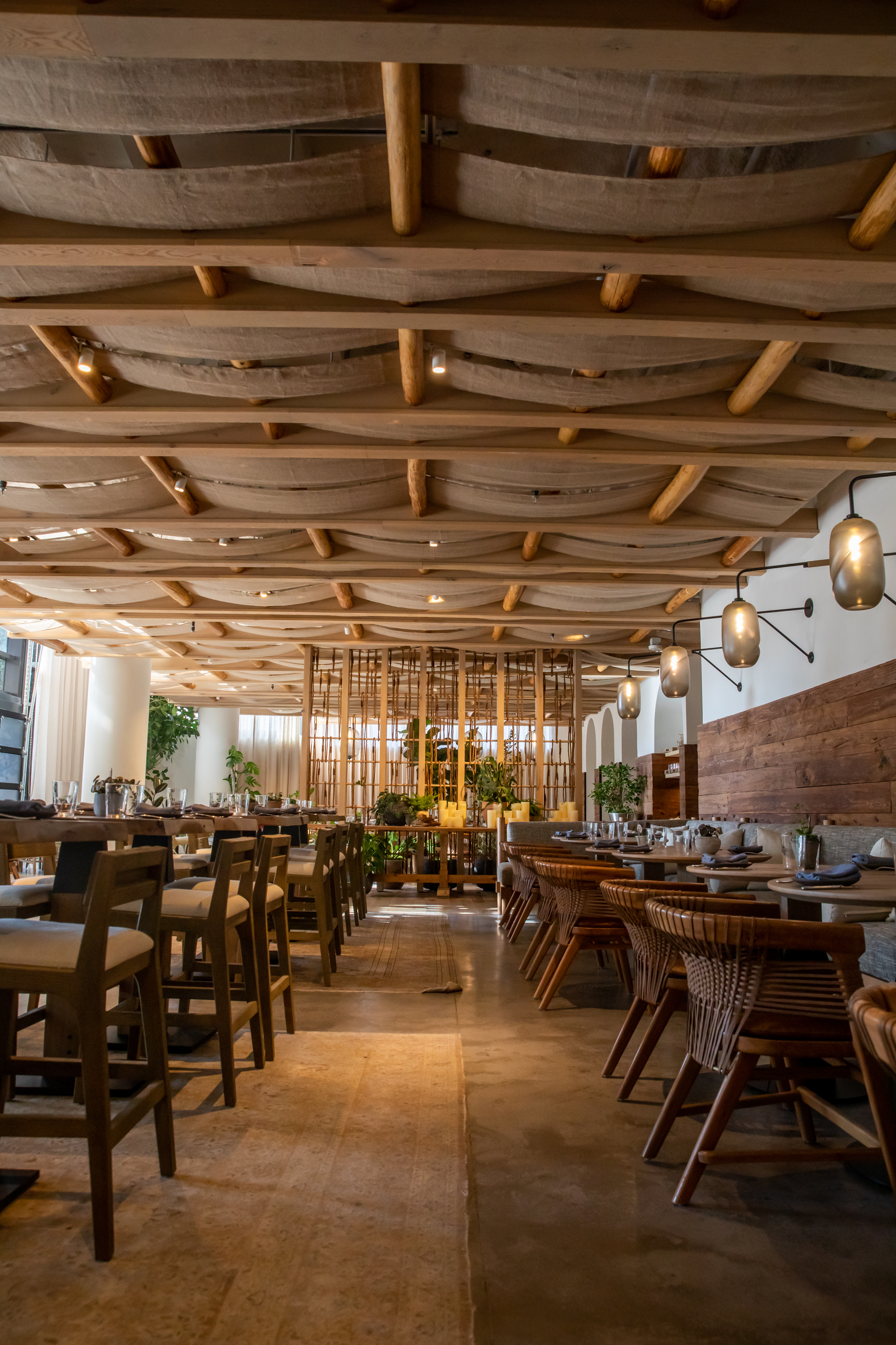 Salle à manger rustique avec un plafond suspendu bas