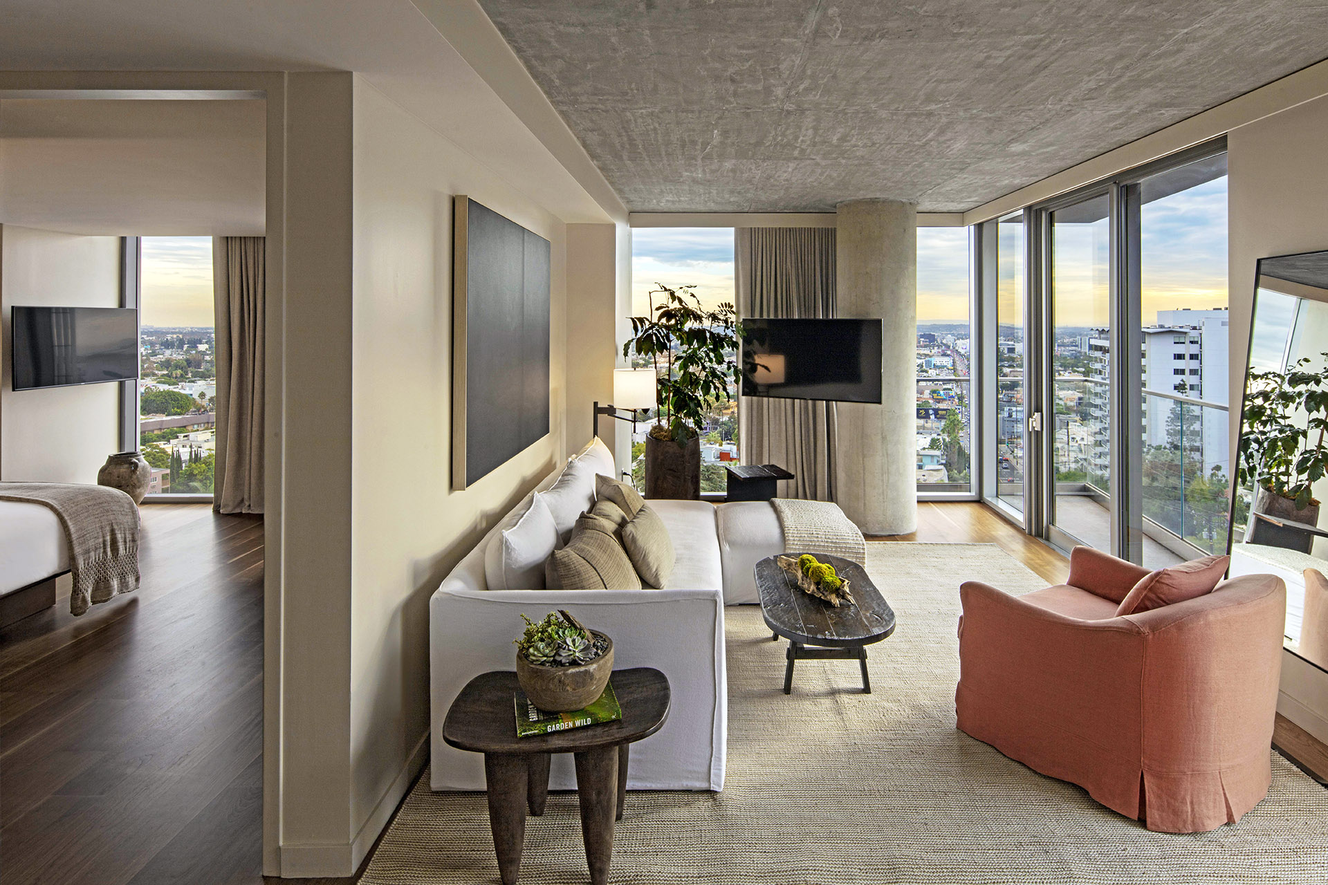 Area soggiorno di una camera del 1 Hotel West Hollywood