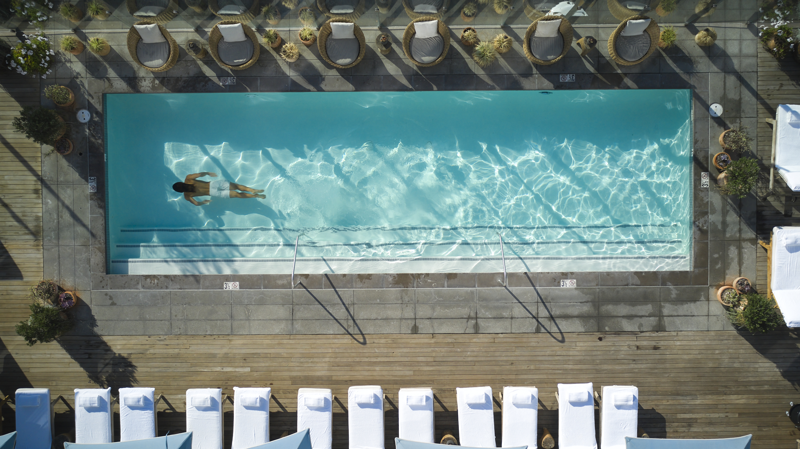 Foto aerea di un uomo in piscina 