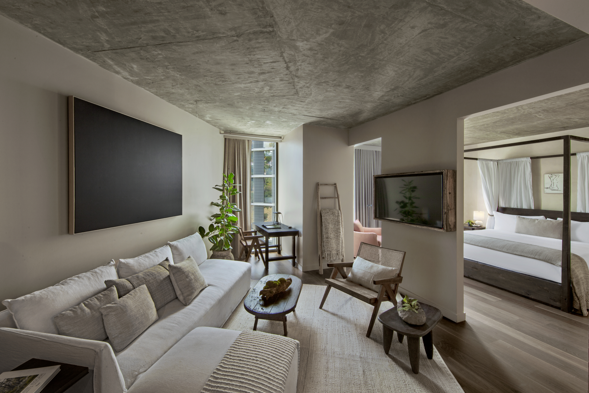 Un'area soggiorno con divano e poltrona