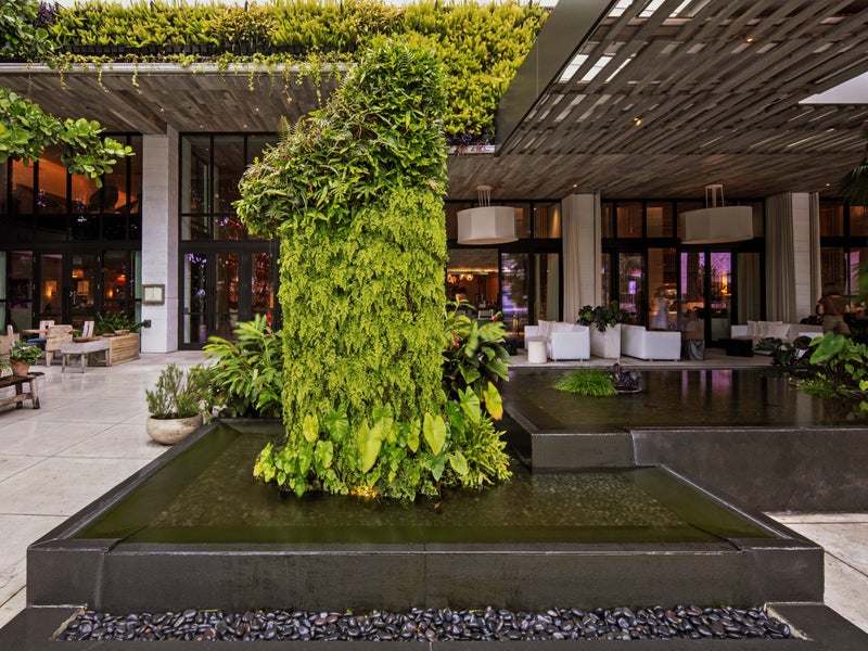 1 hotel statue
