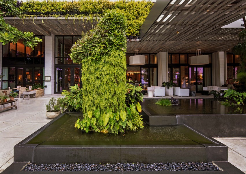 1 hotel statue