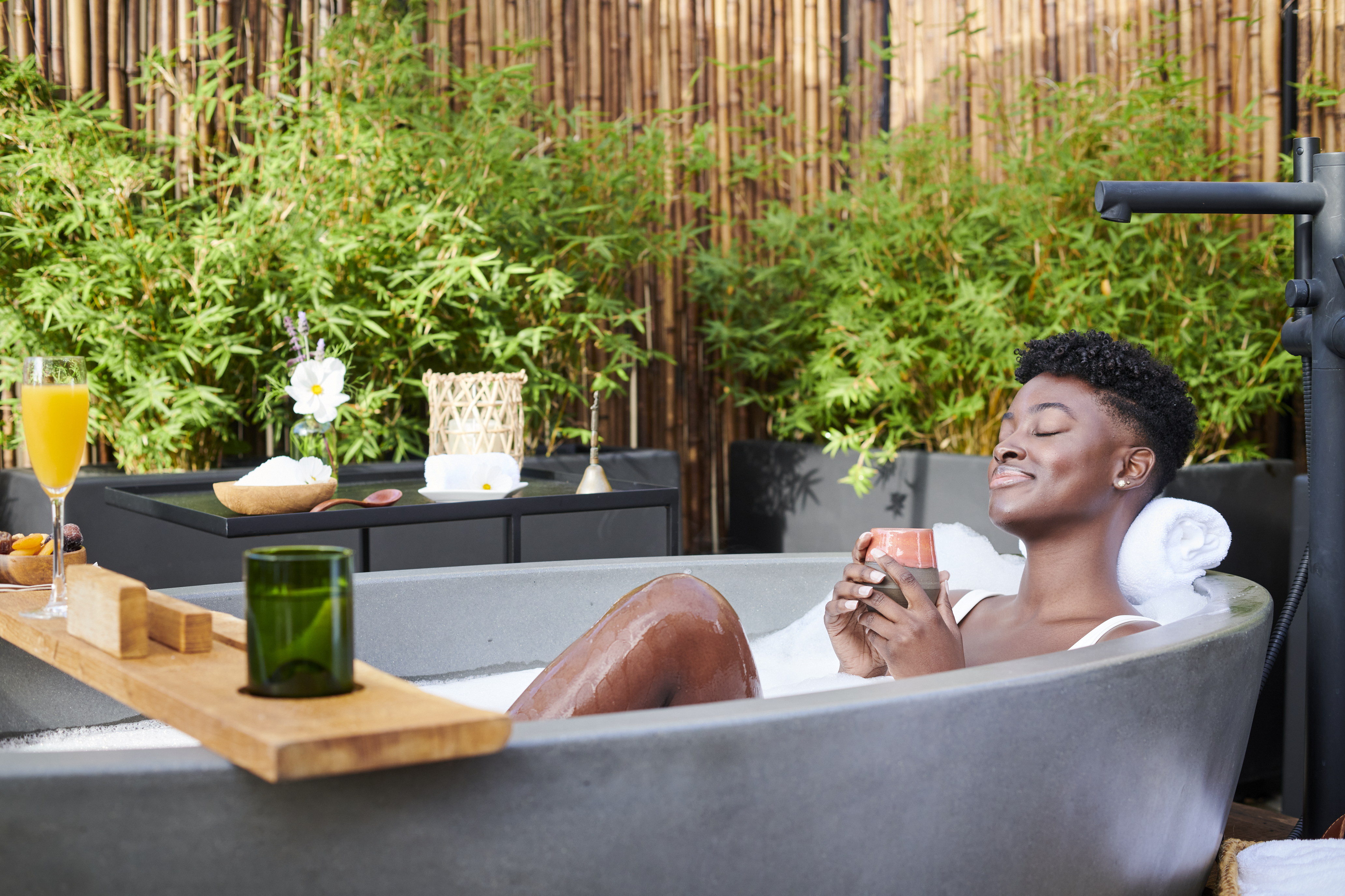 Personne se relaxant dans un bain en plein air