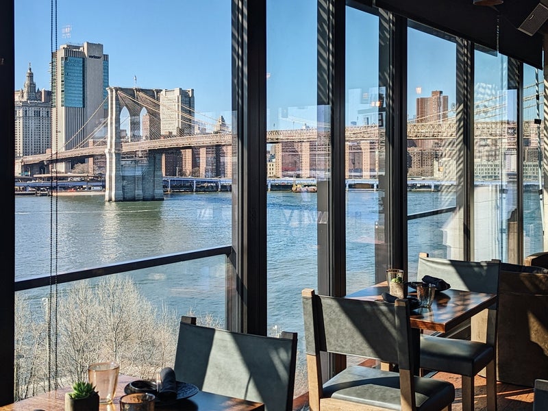 harriet's lounge with views of the brooklyn bridge
