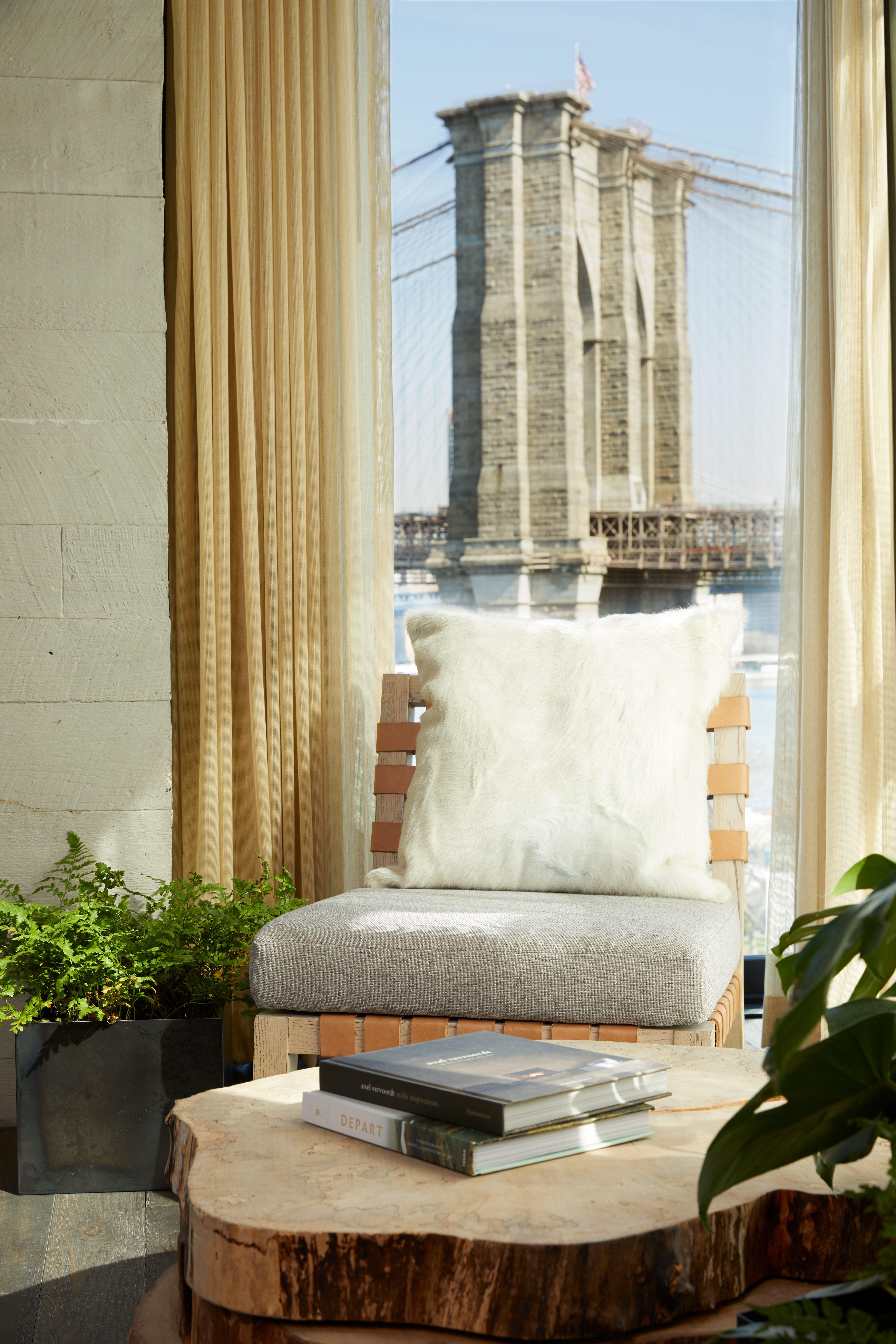 Seating area with a view of Brooklyn Bridge 