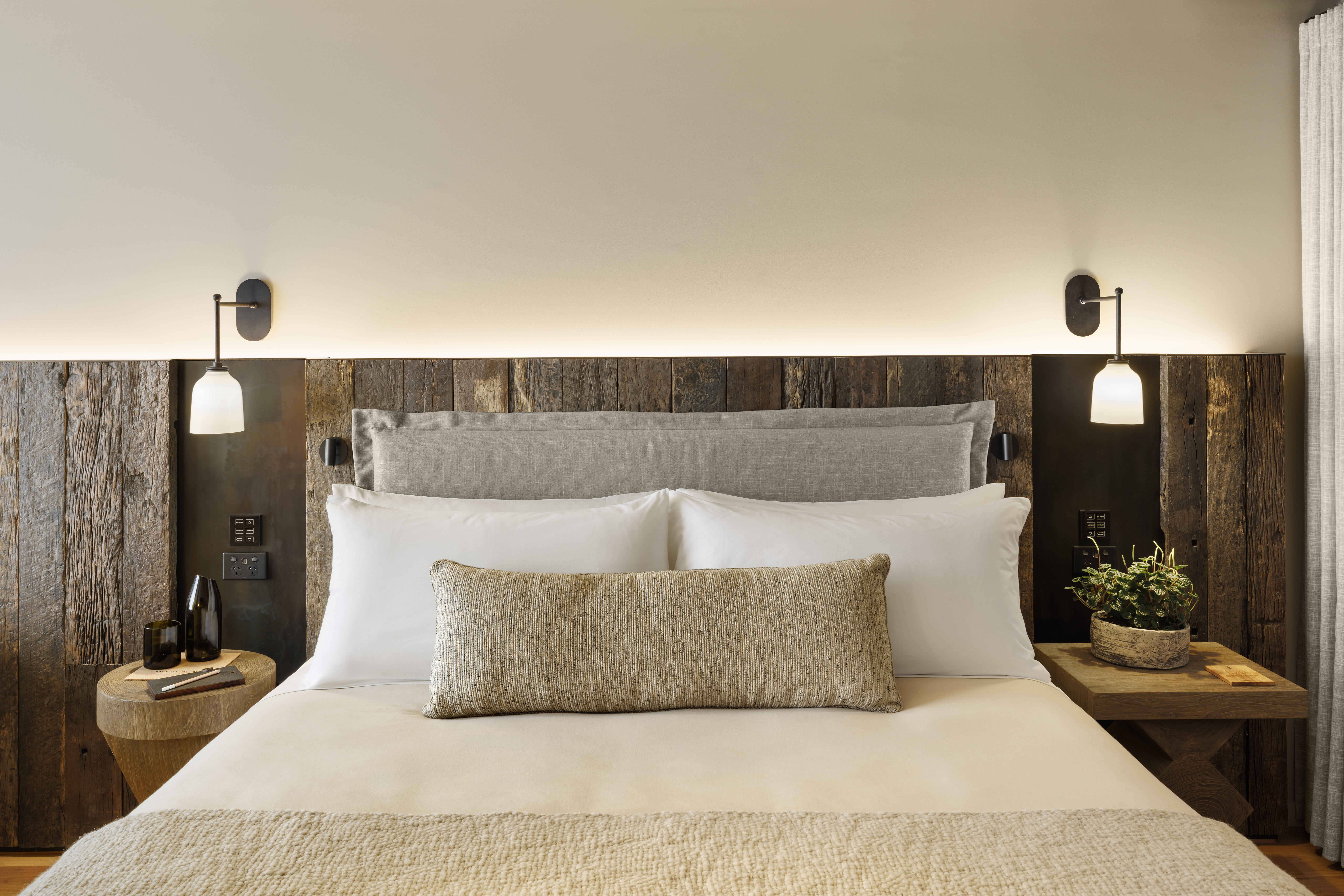 Bed with nightside tables on either side