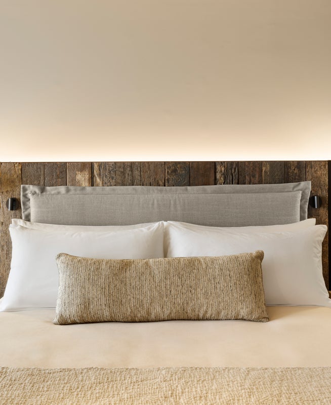 Bed with nightside tables on either side