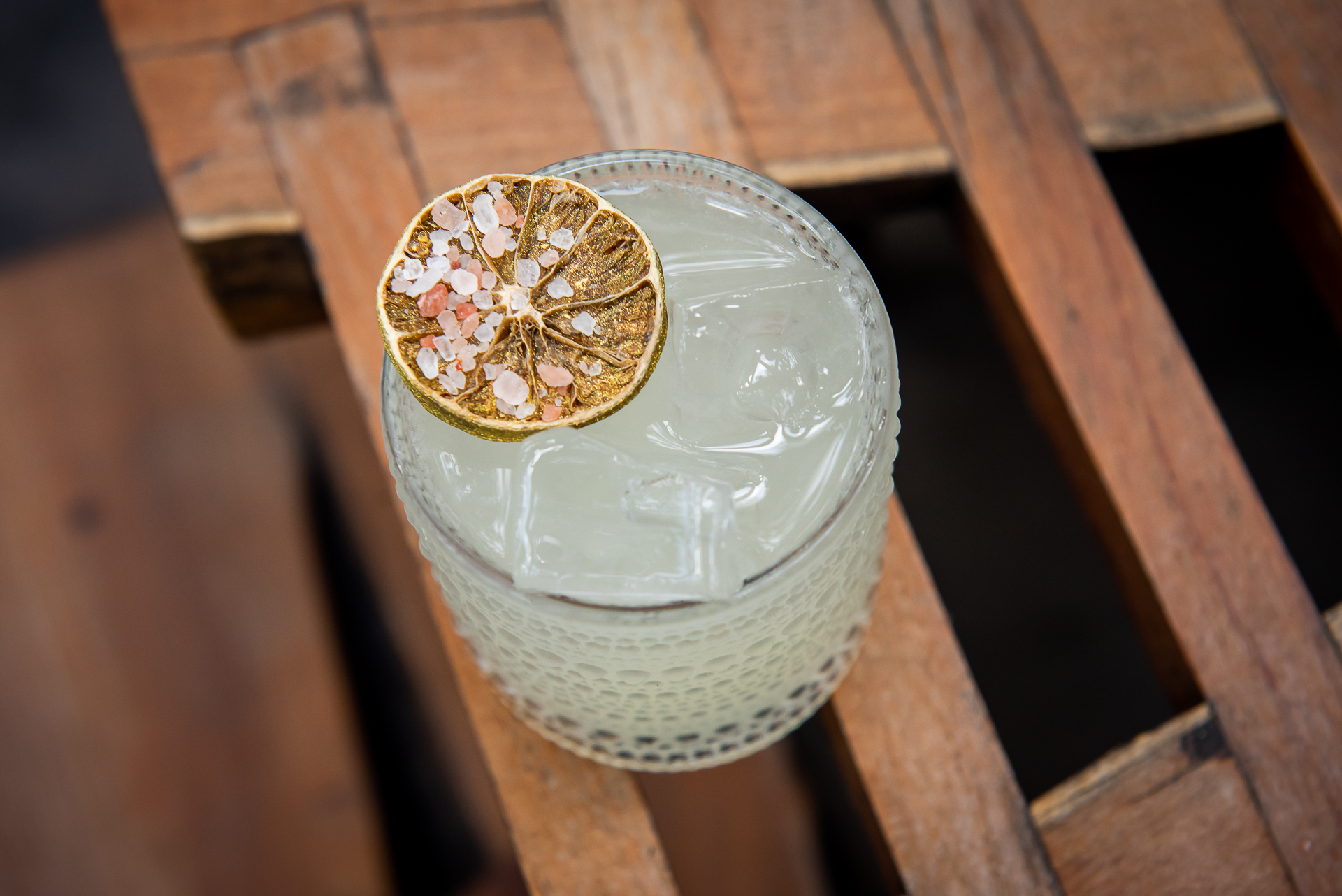 hand holding a cocktail