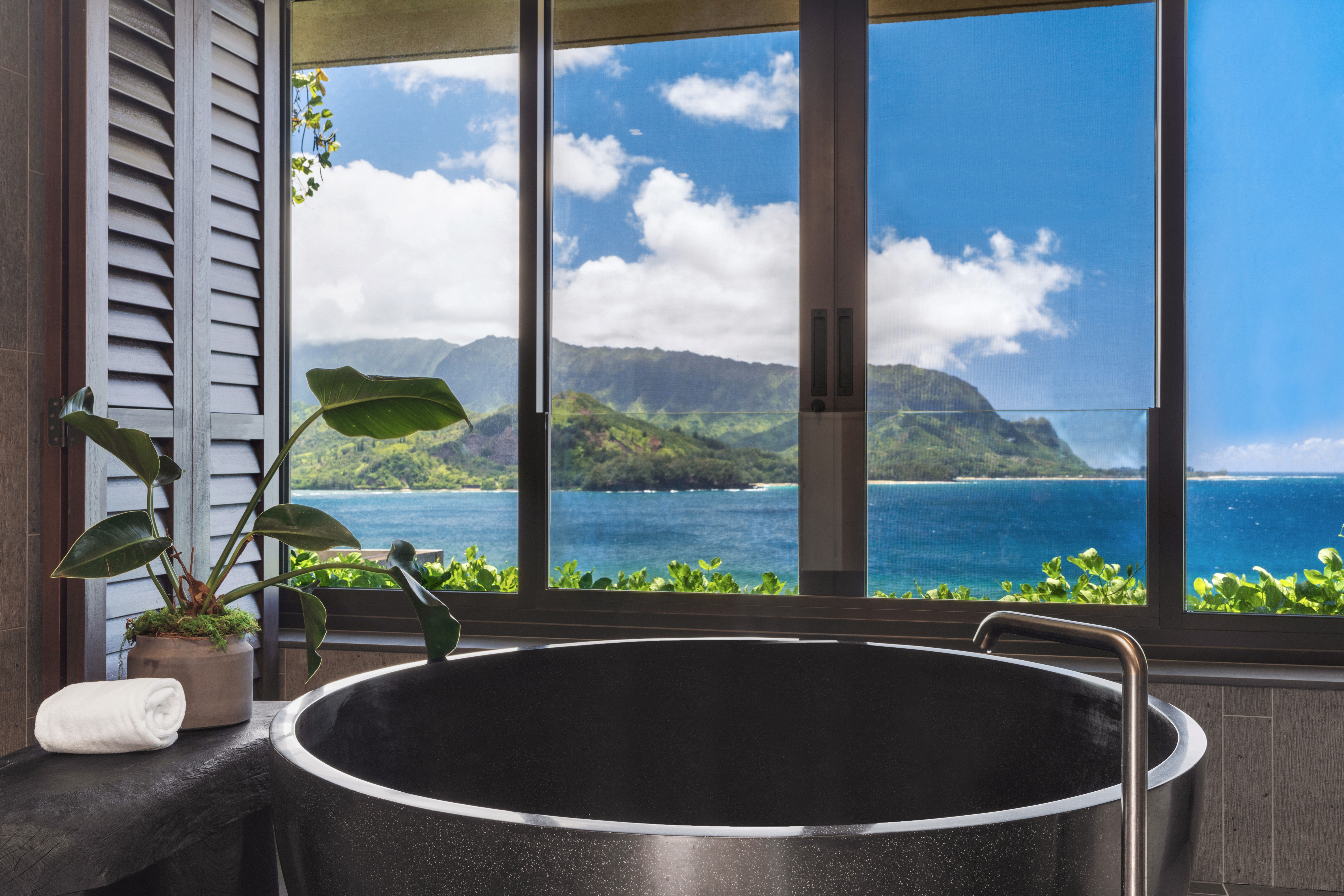 Stone tub in Napali Suite 