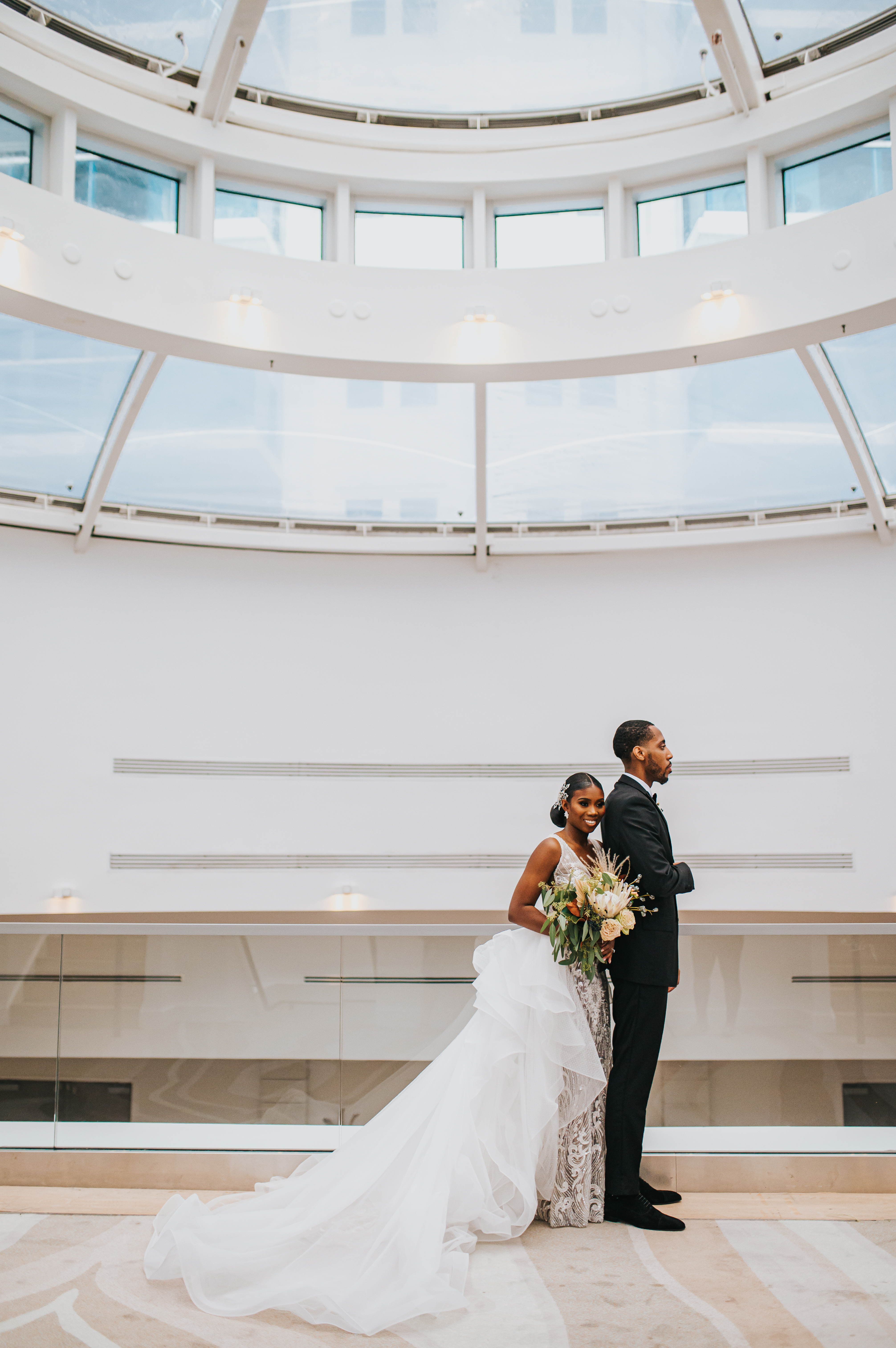 Couple en robe de mariée et smoking