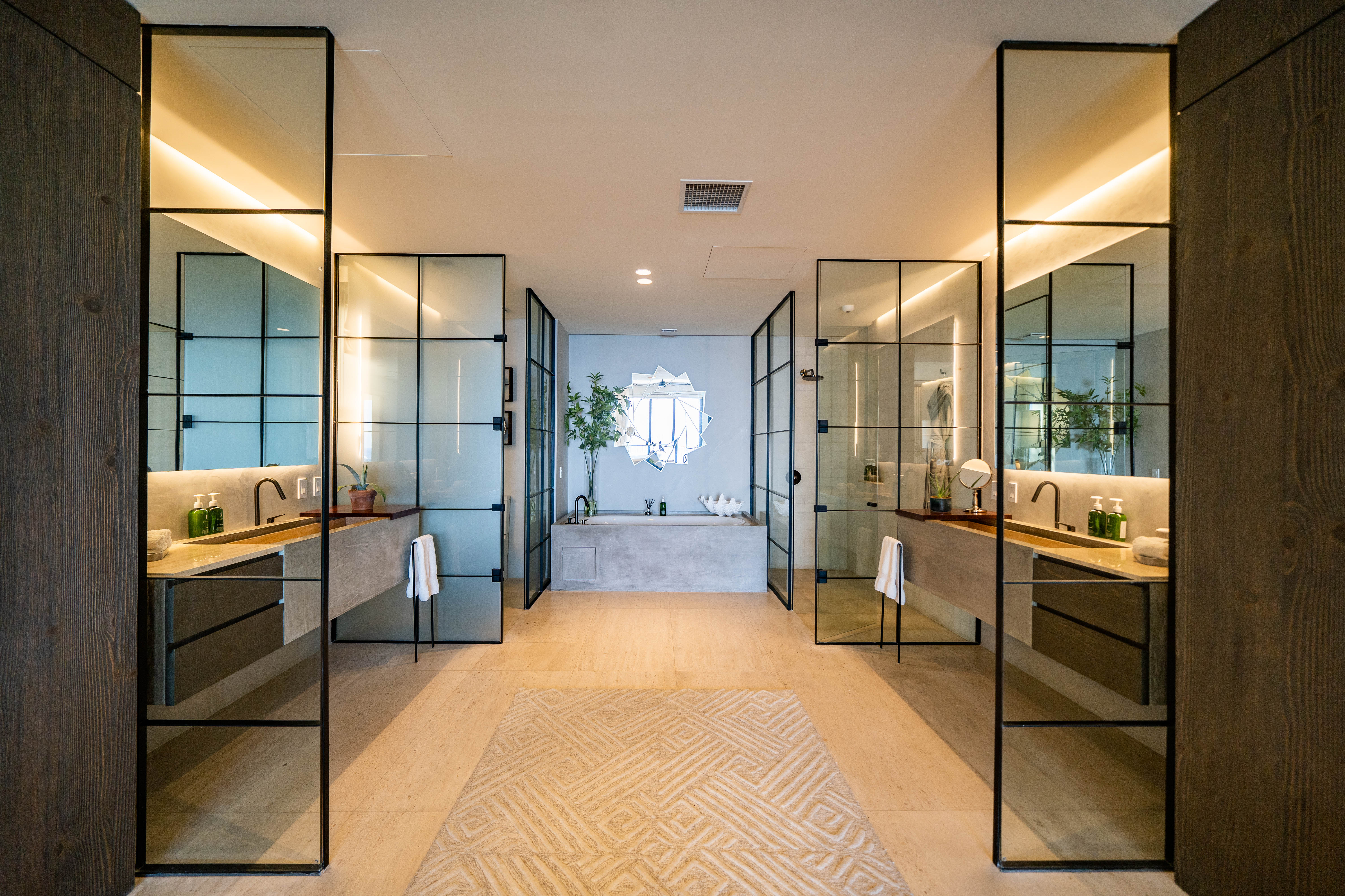 Elegant double bathroom with mirrored sinks