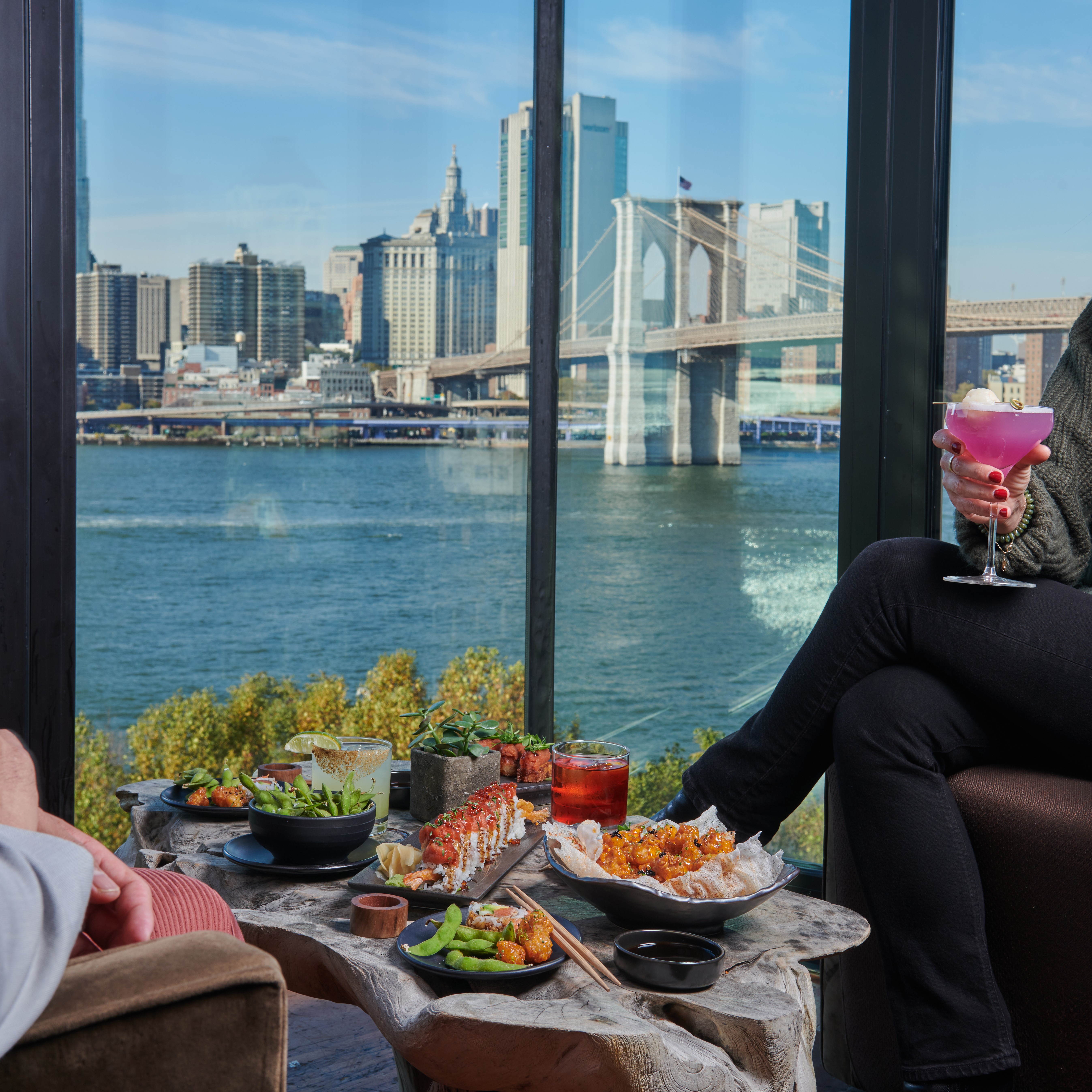 nourriture étalée avec vue sur le Brooklyn Bridge 