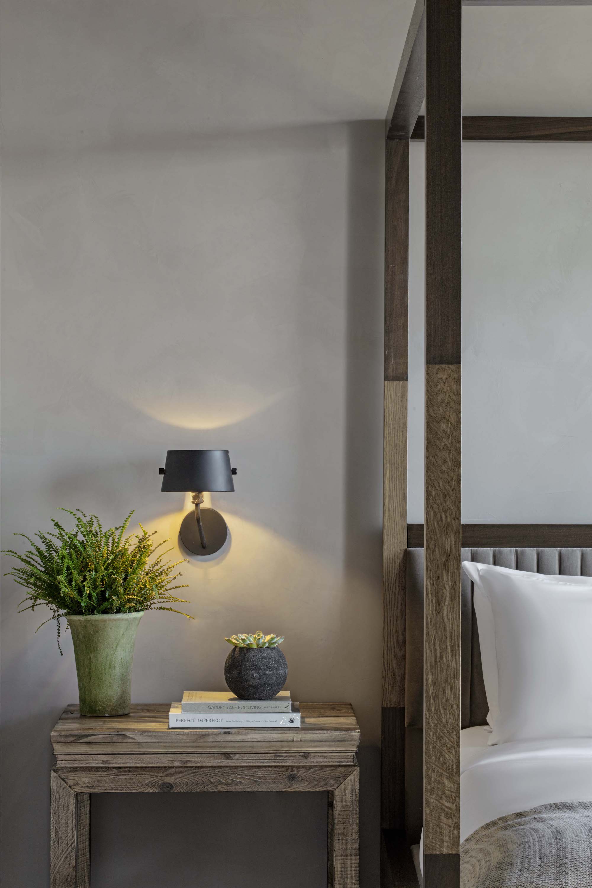 Comodino in legno con pianta in vaso