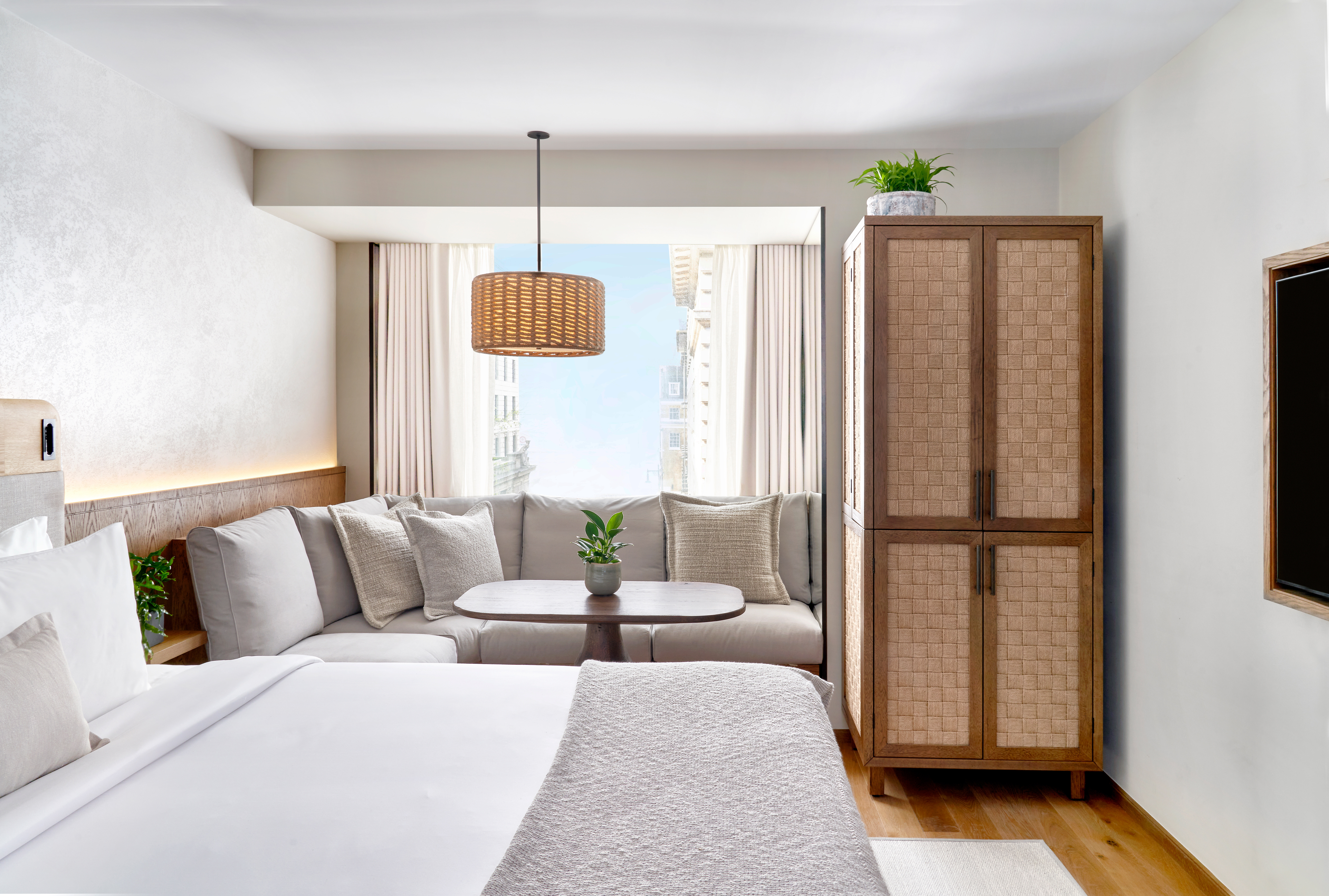 una gran habitación de hotel