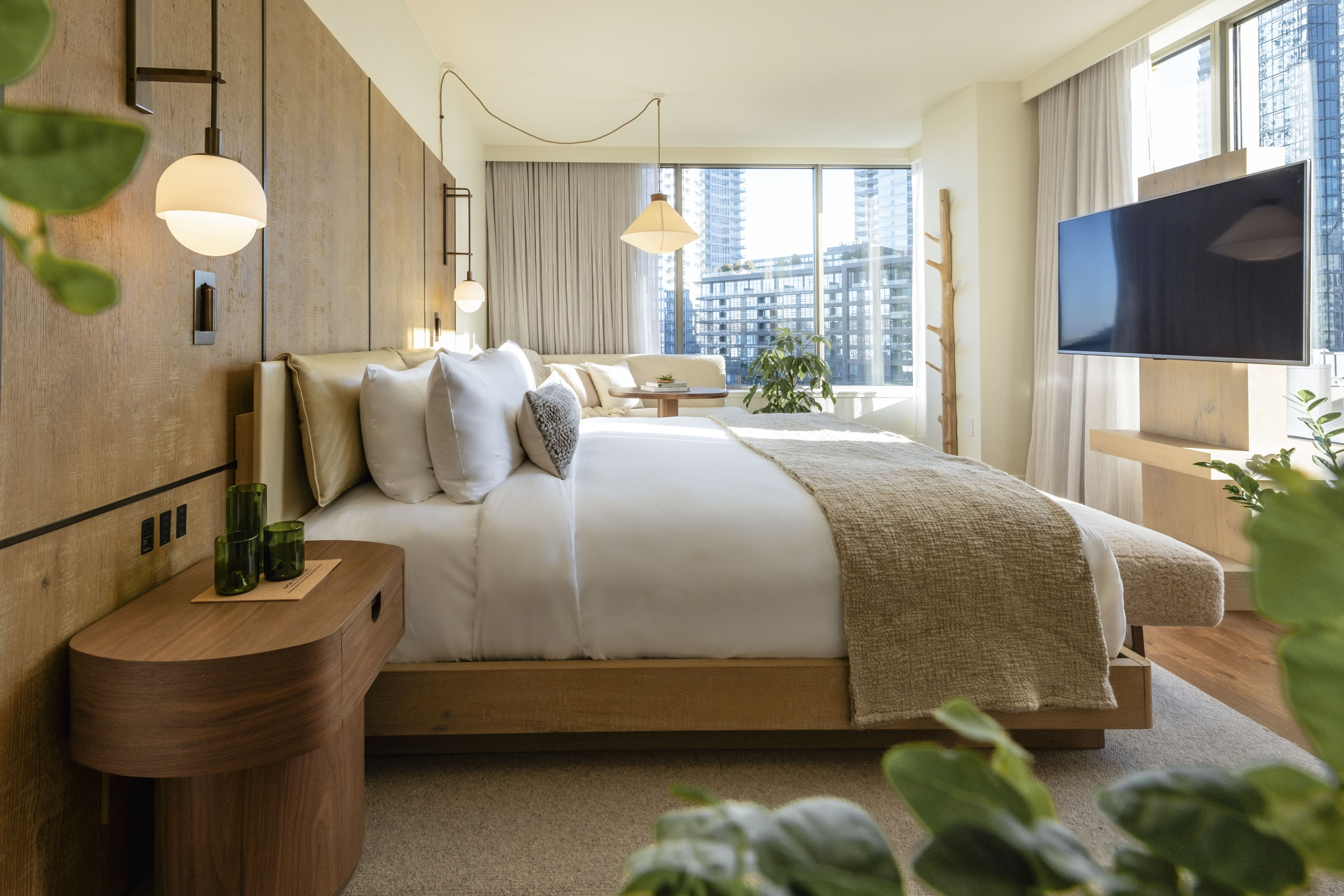 自然光が差し込むホテルの寝室