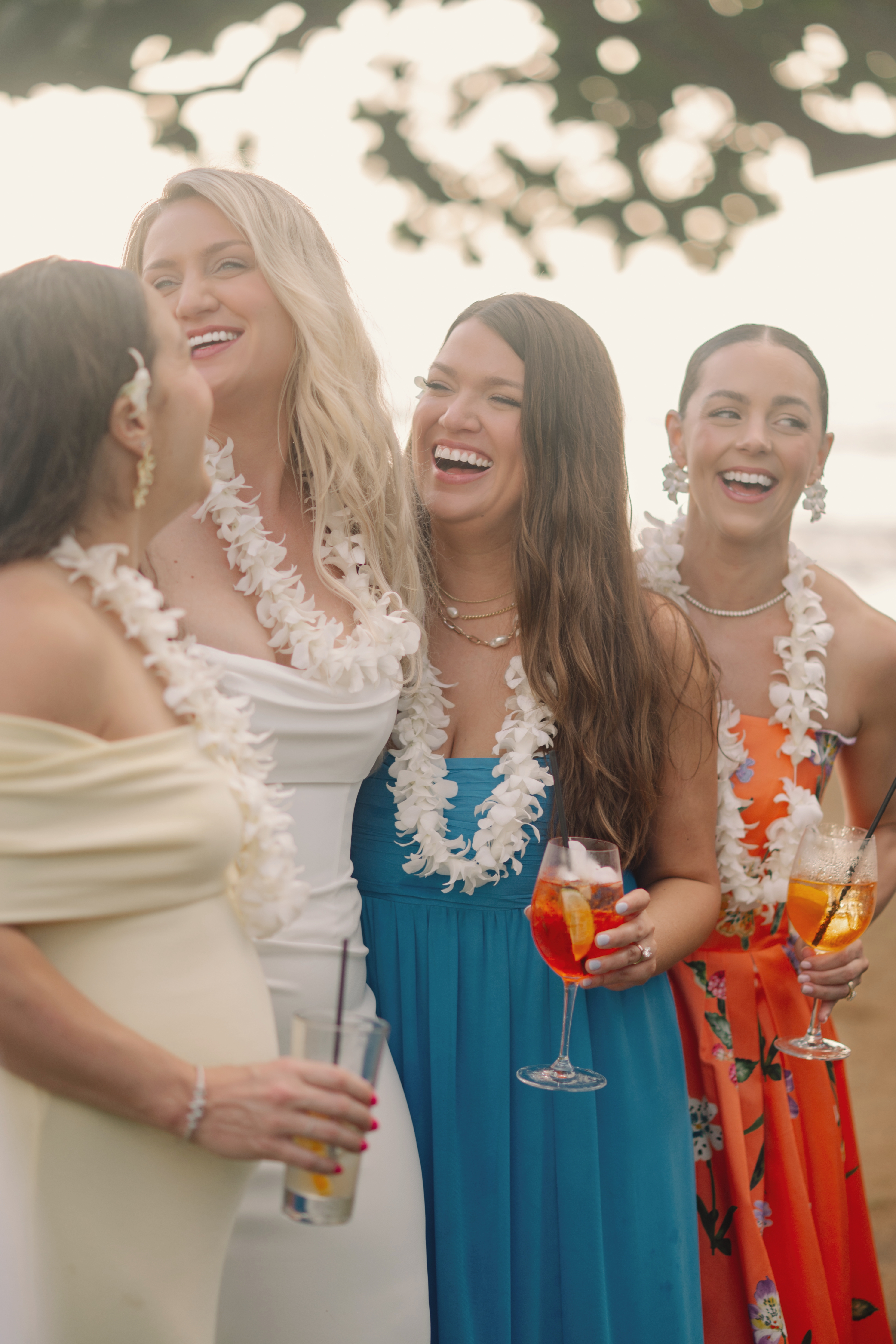 Dames prenant un verre