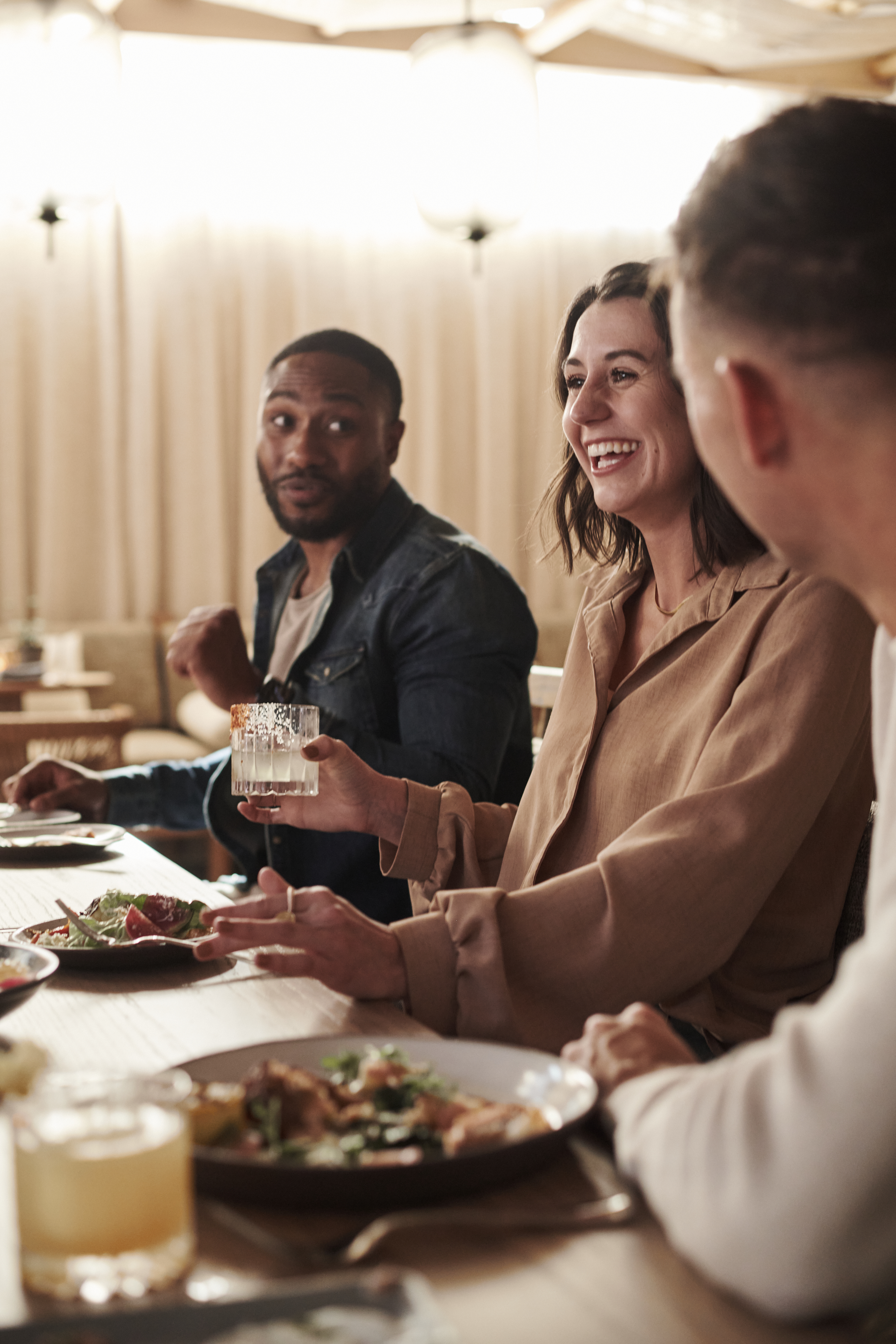Persone che si godono la cena e le bevande al 1 Kitchen 