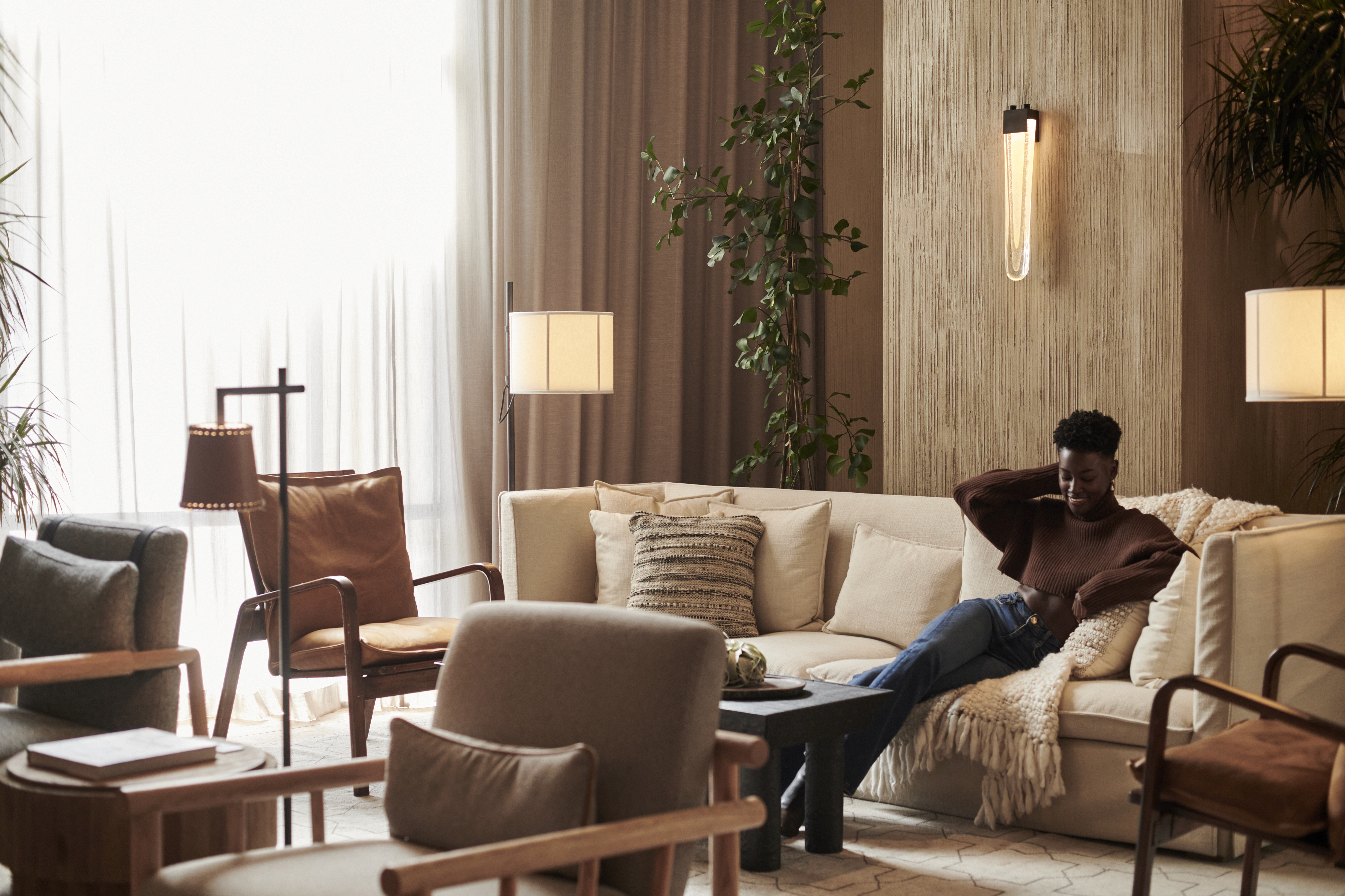 Personne assise sur un canapé beige