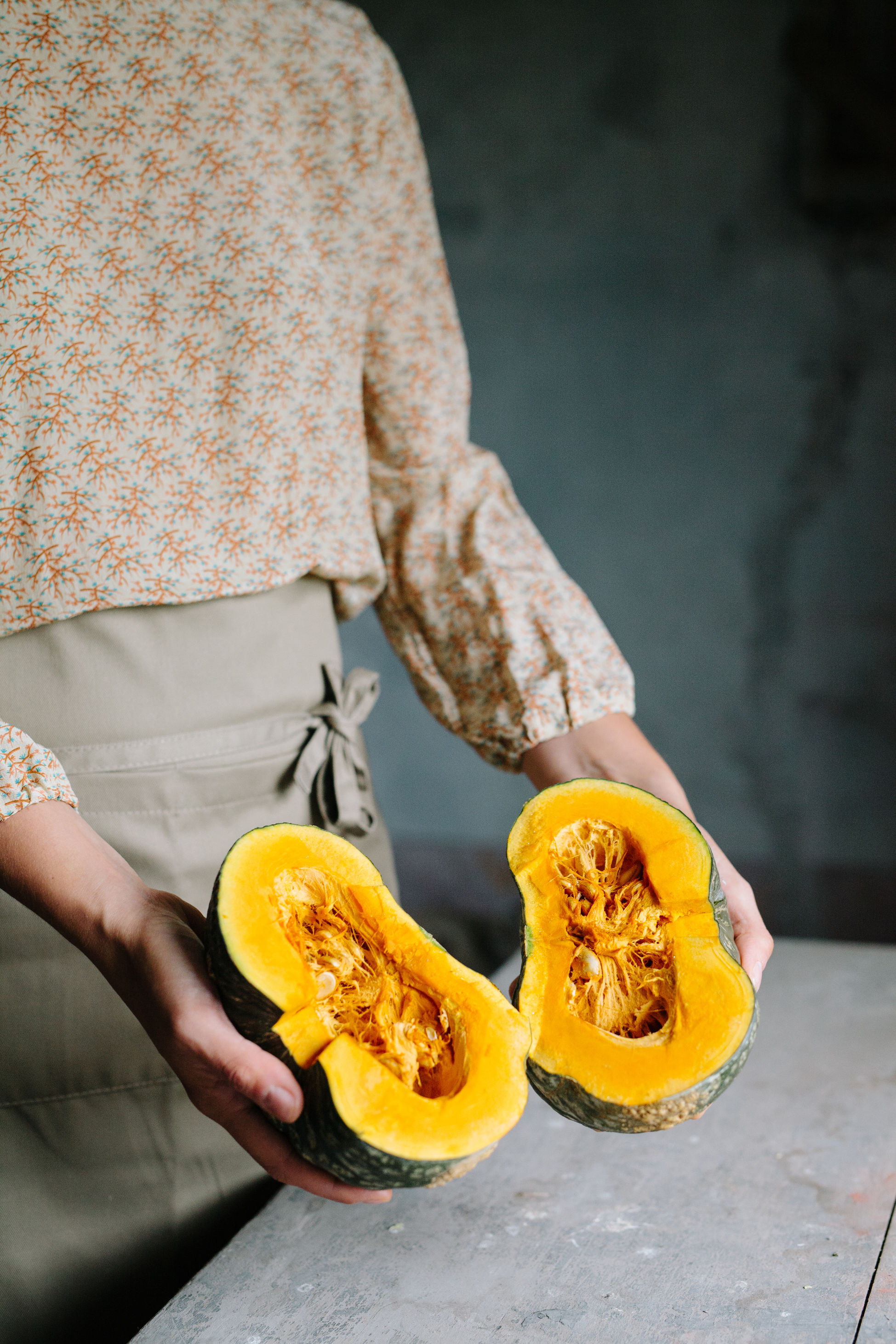 半分に切ったカボチャ 