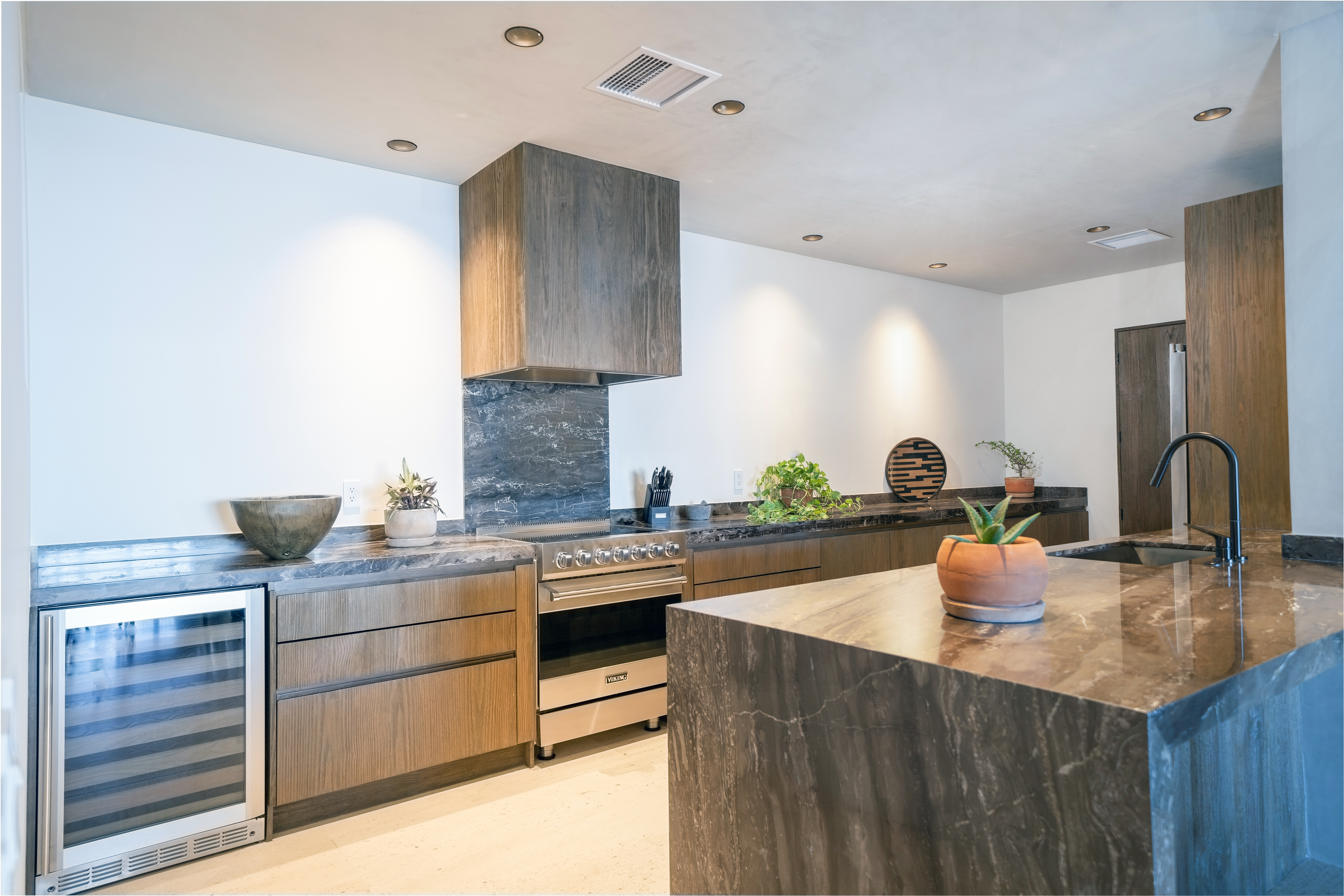 Brown marbled modern kitchen