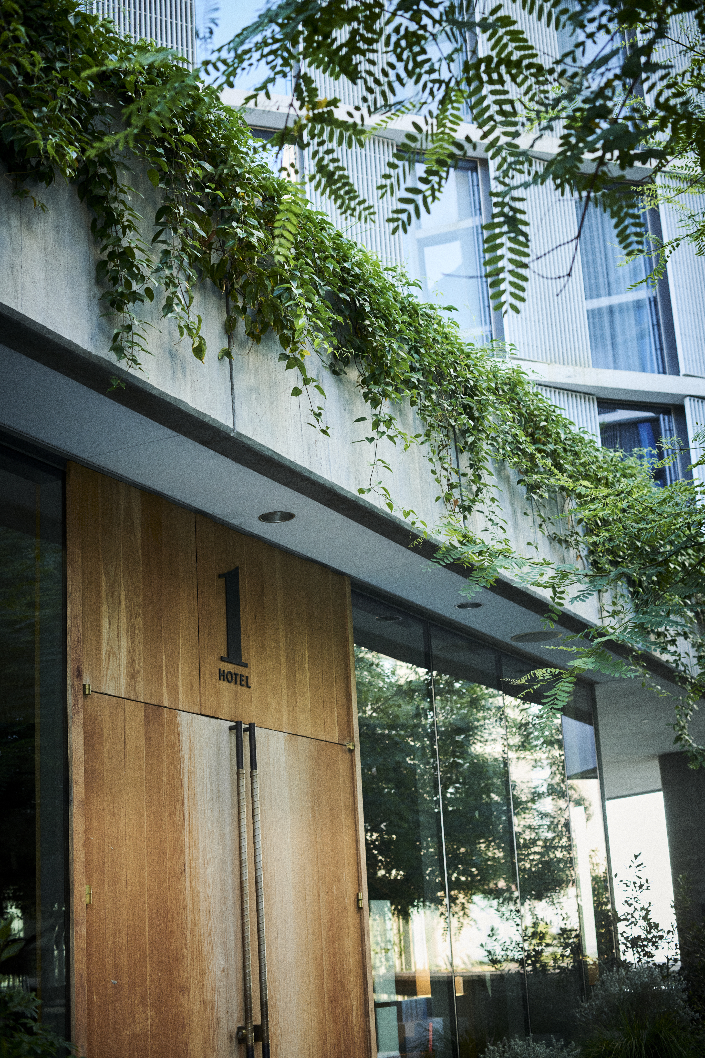 Deur met het 1 Hotels icoon bij 1 Hotel West Hollywood