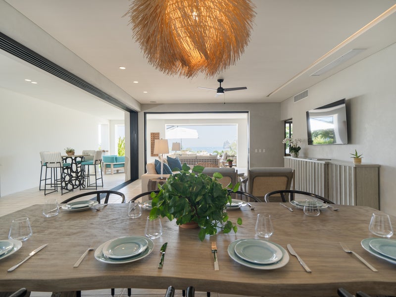 Set dinner table
