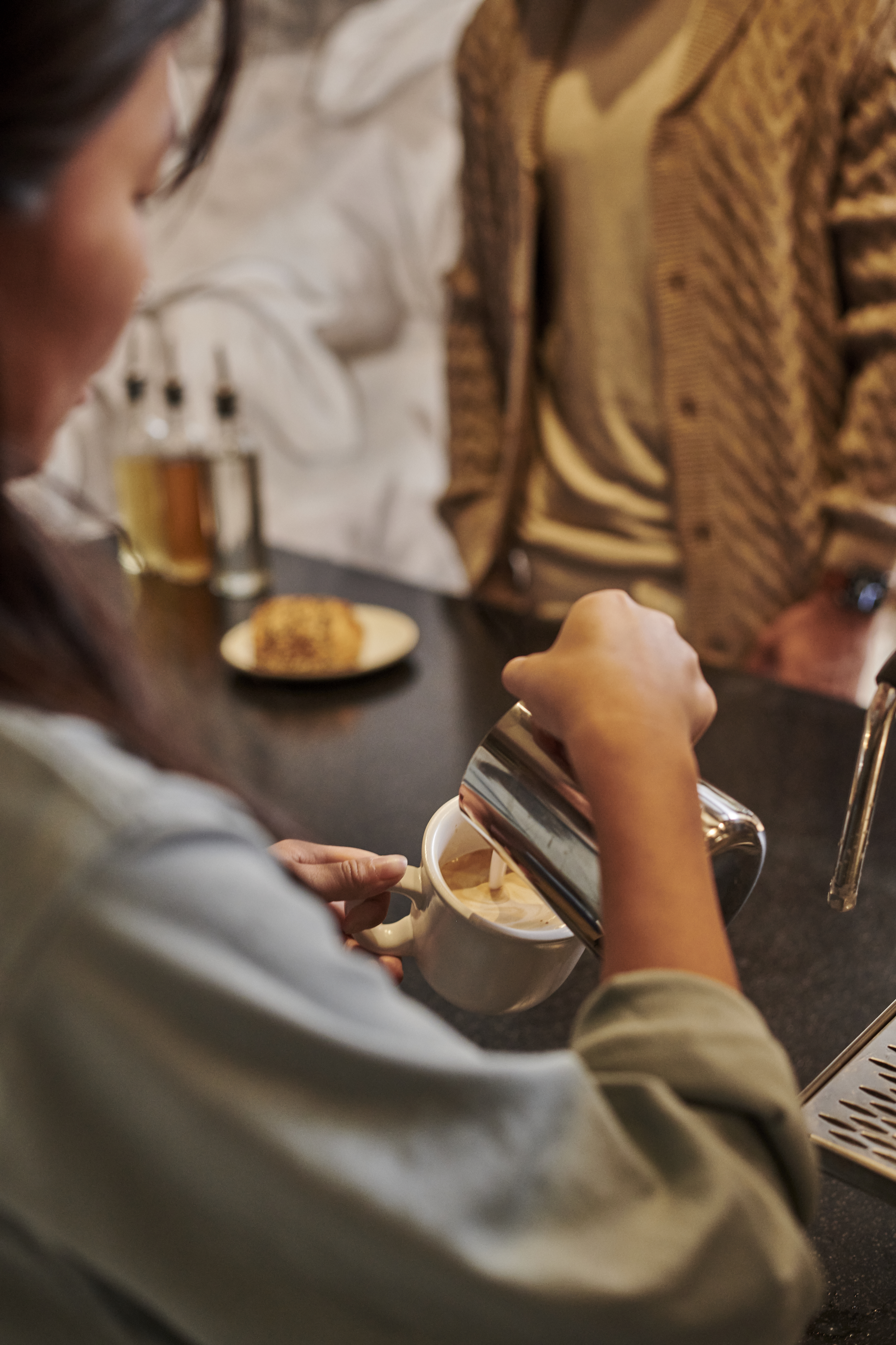 fille versant du café