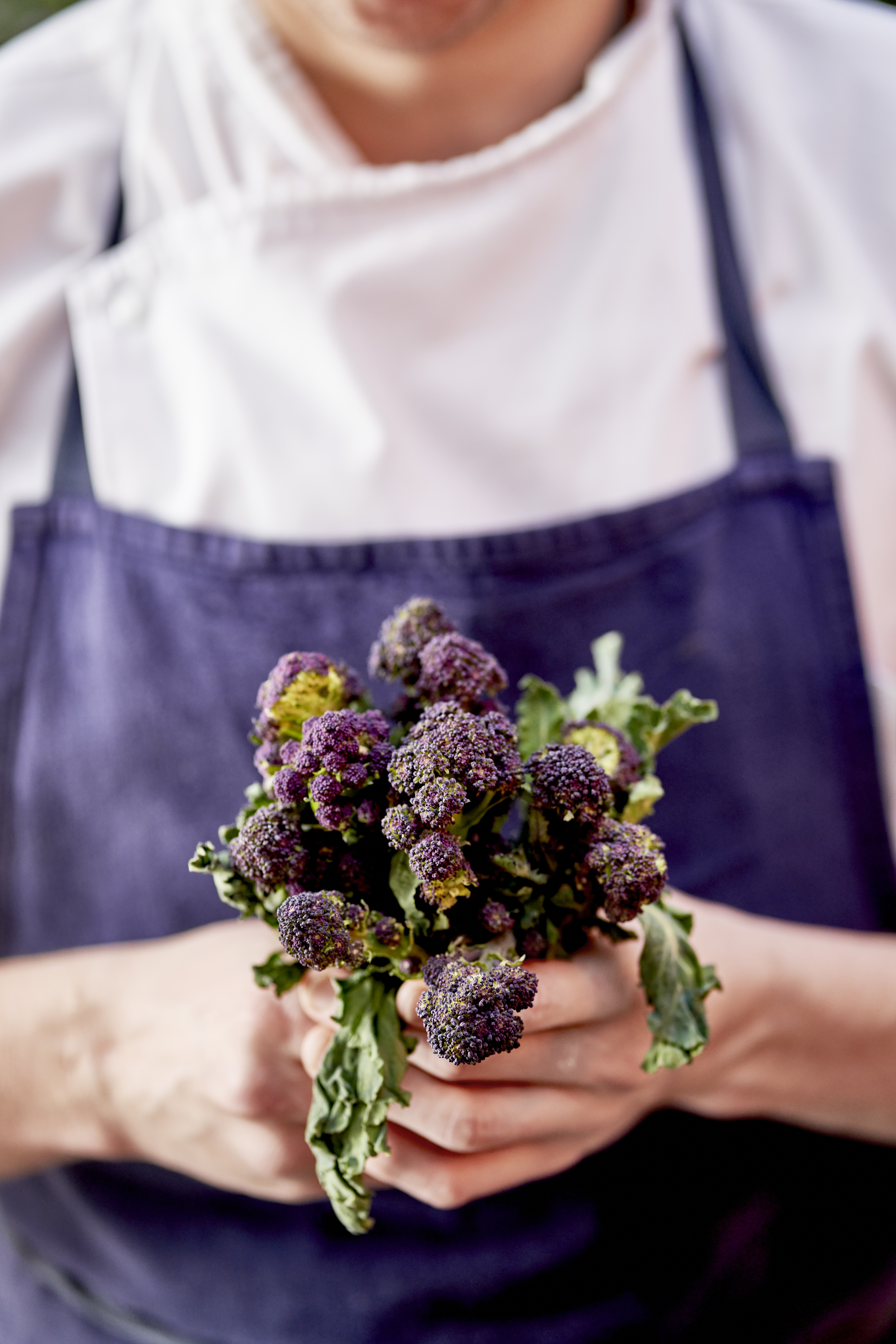una mujer con un ramo de flores