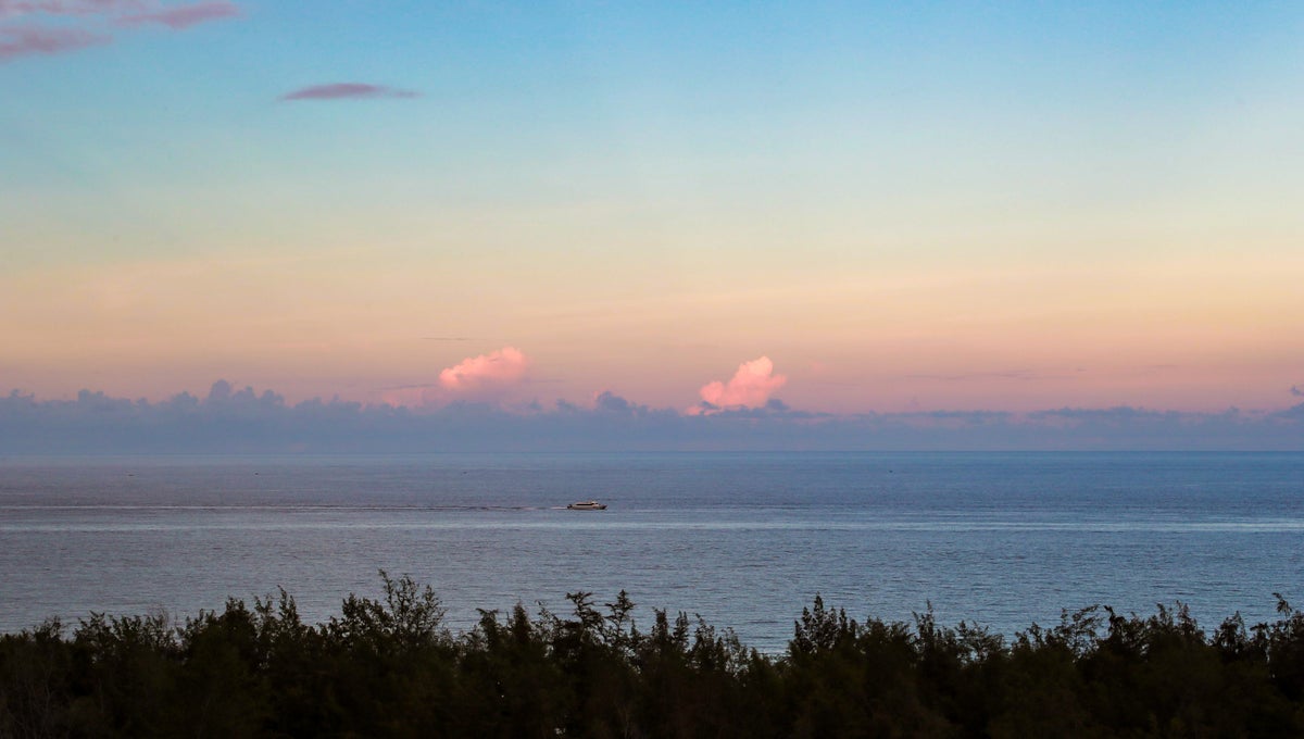 View of the horizon on the ocean