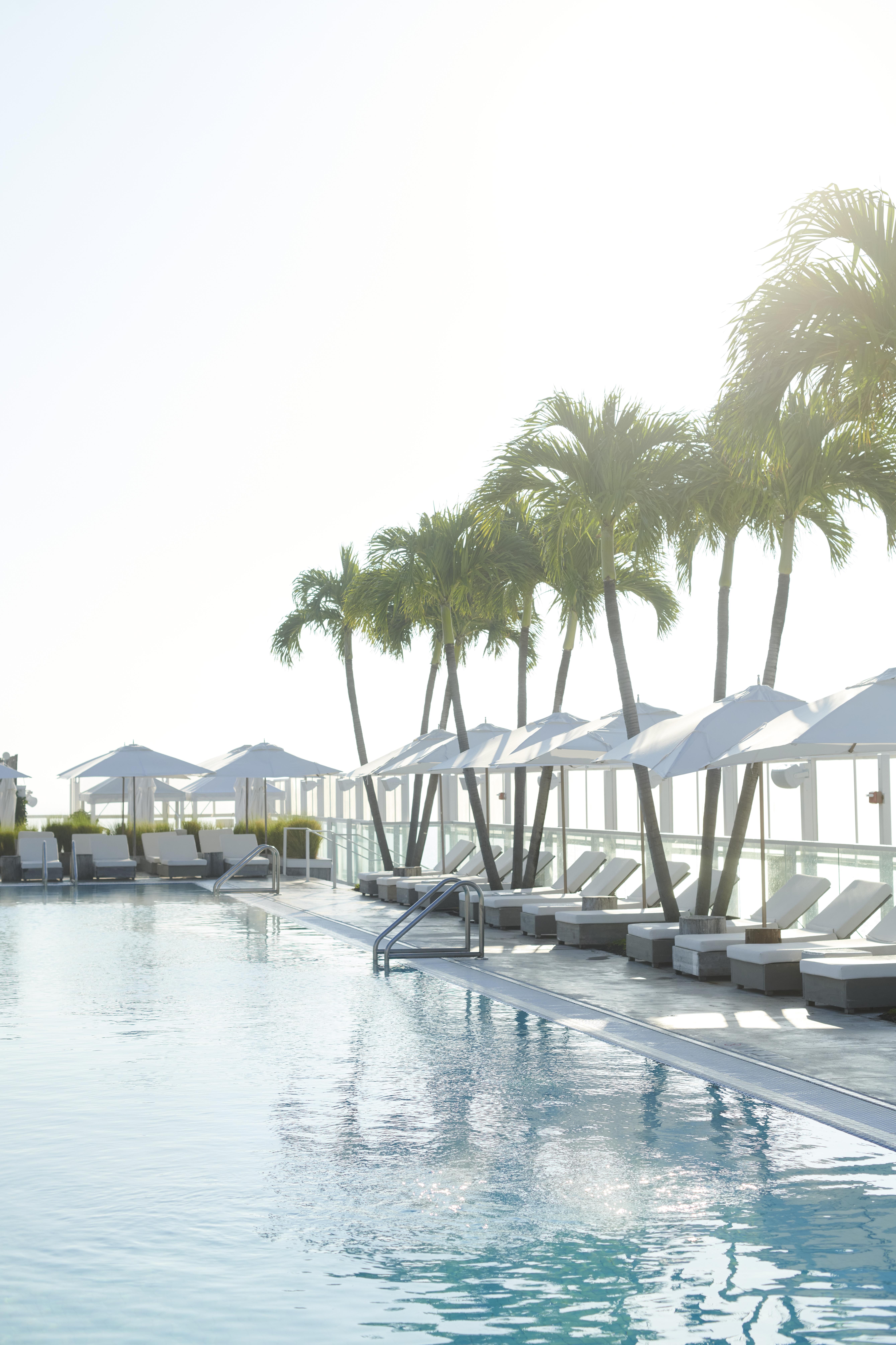 Pooldeck con sedie a sdraio allineate