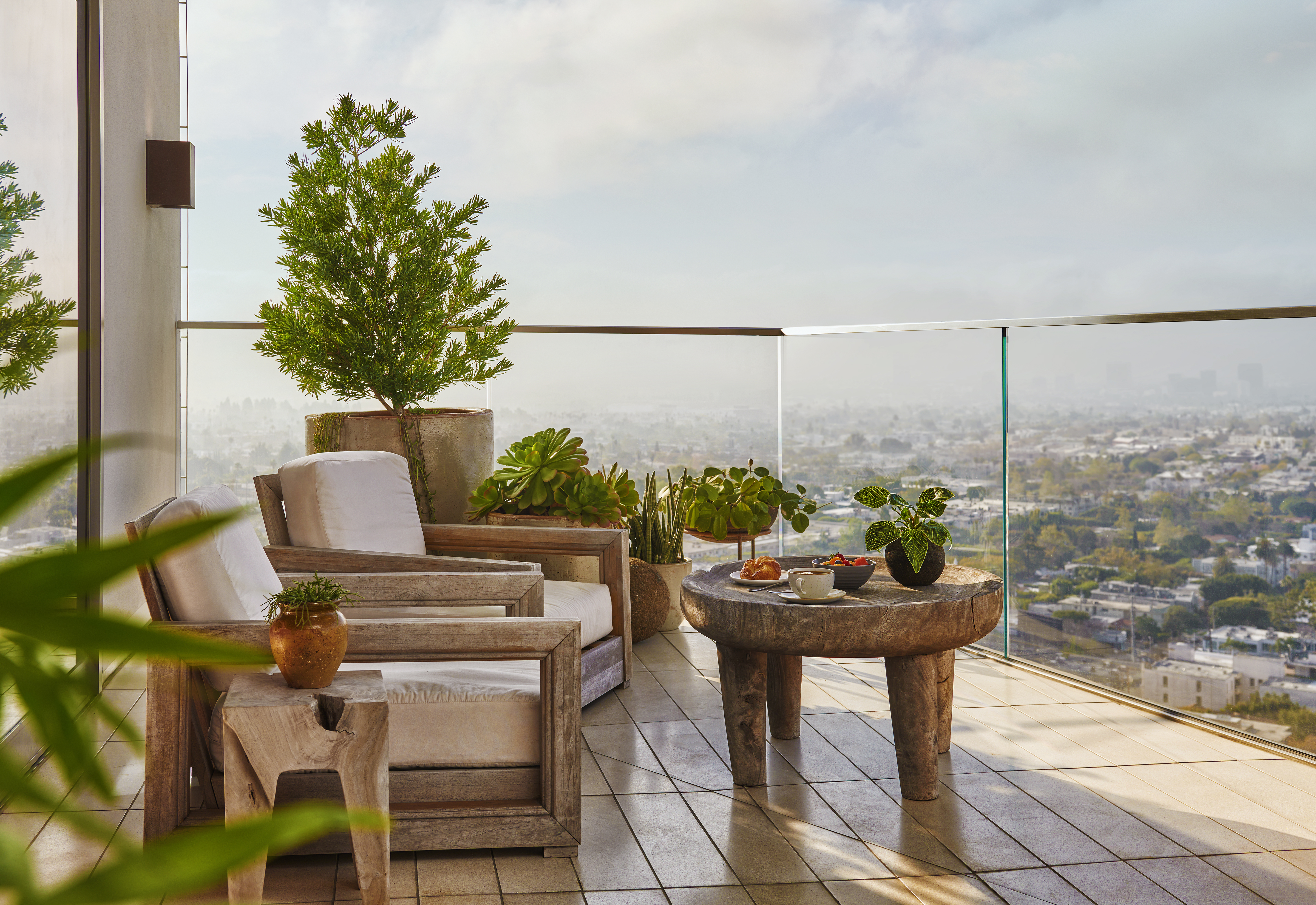Het balkon van de Canyon Suite in het 1 Hotel West Hollywood