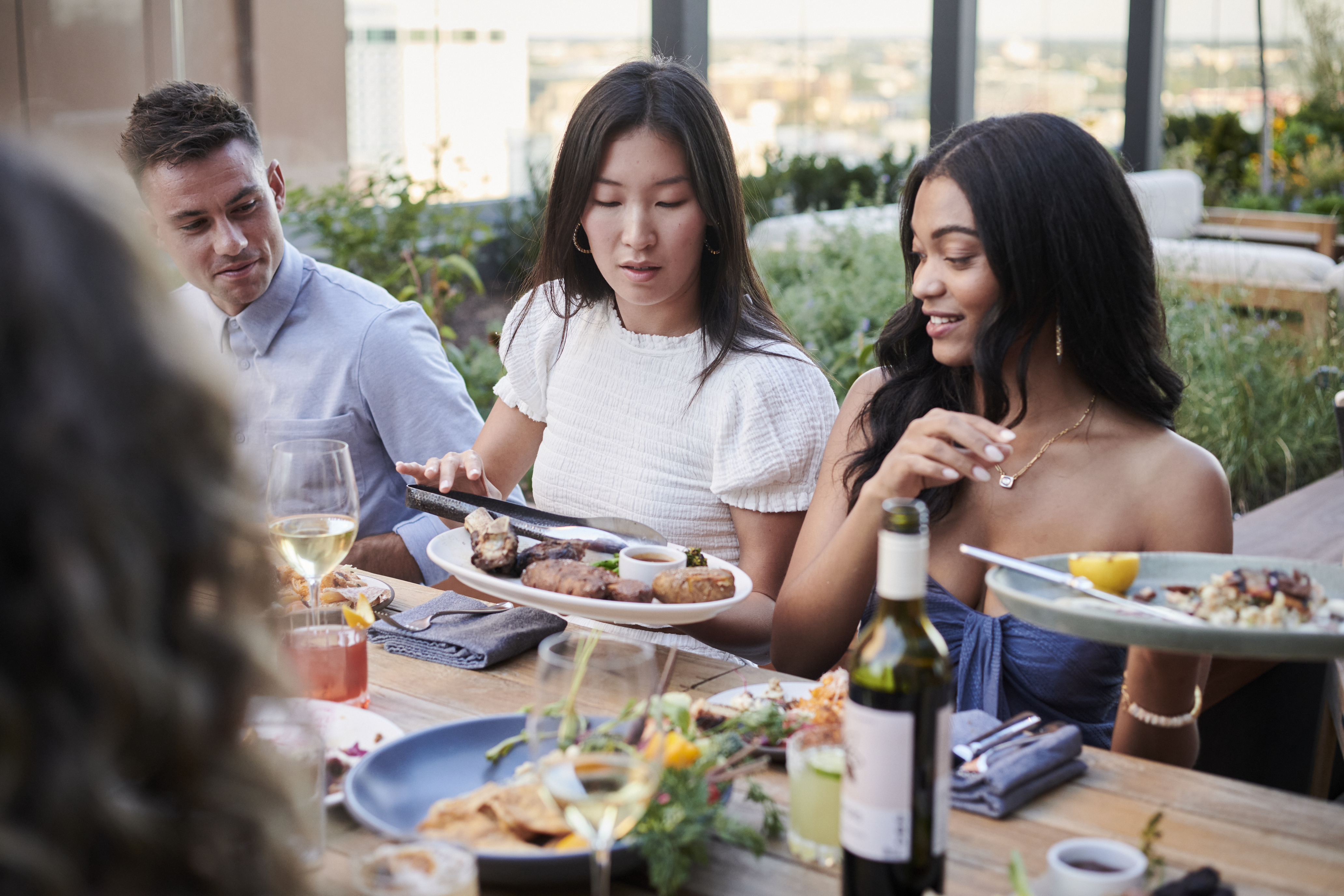 trois personnes mangeant dans un restaurant
