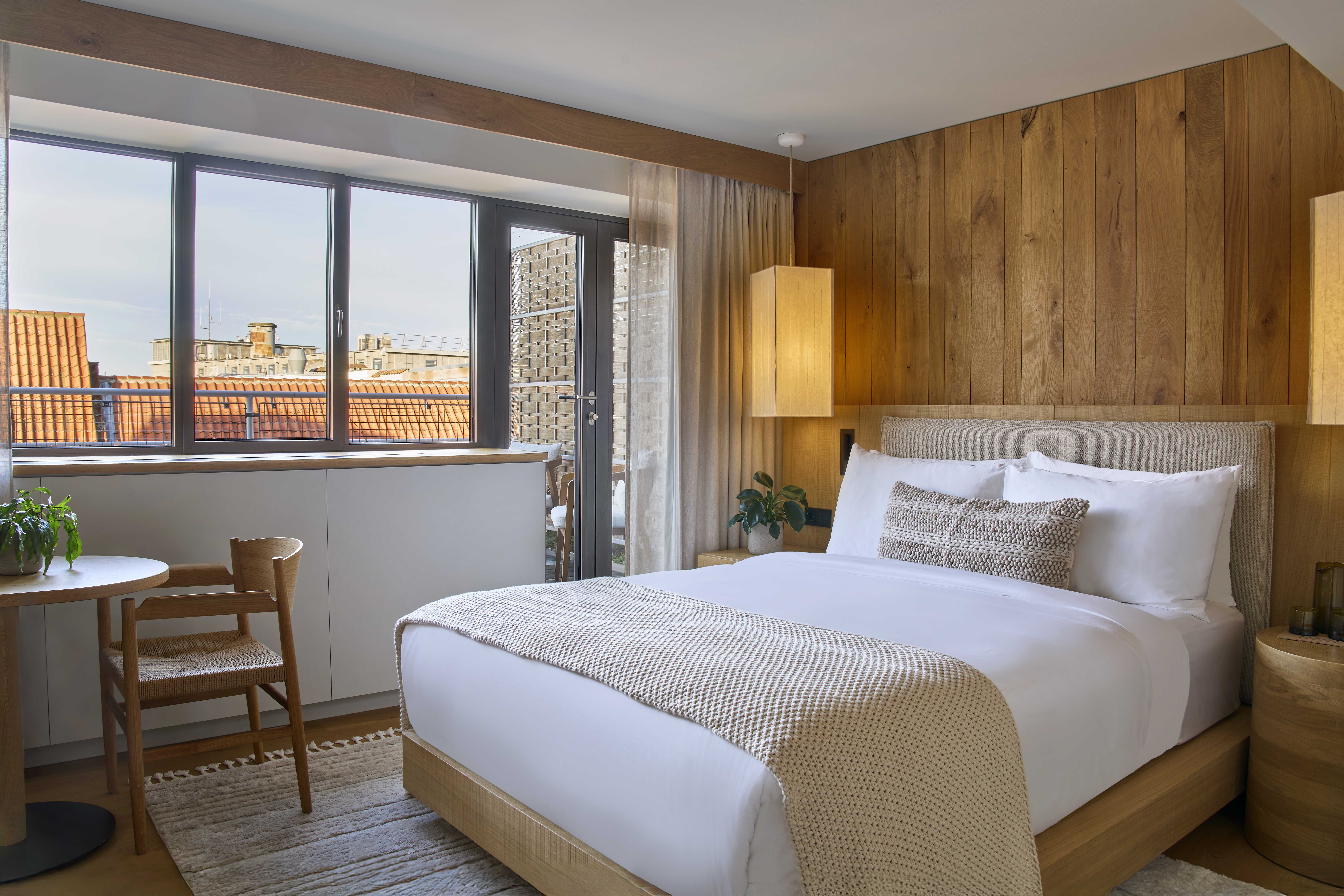 Skyline Queen Balcony