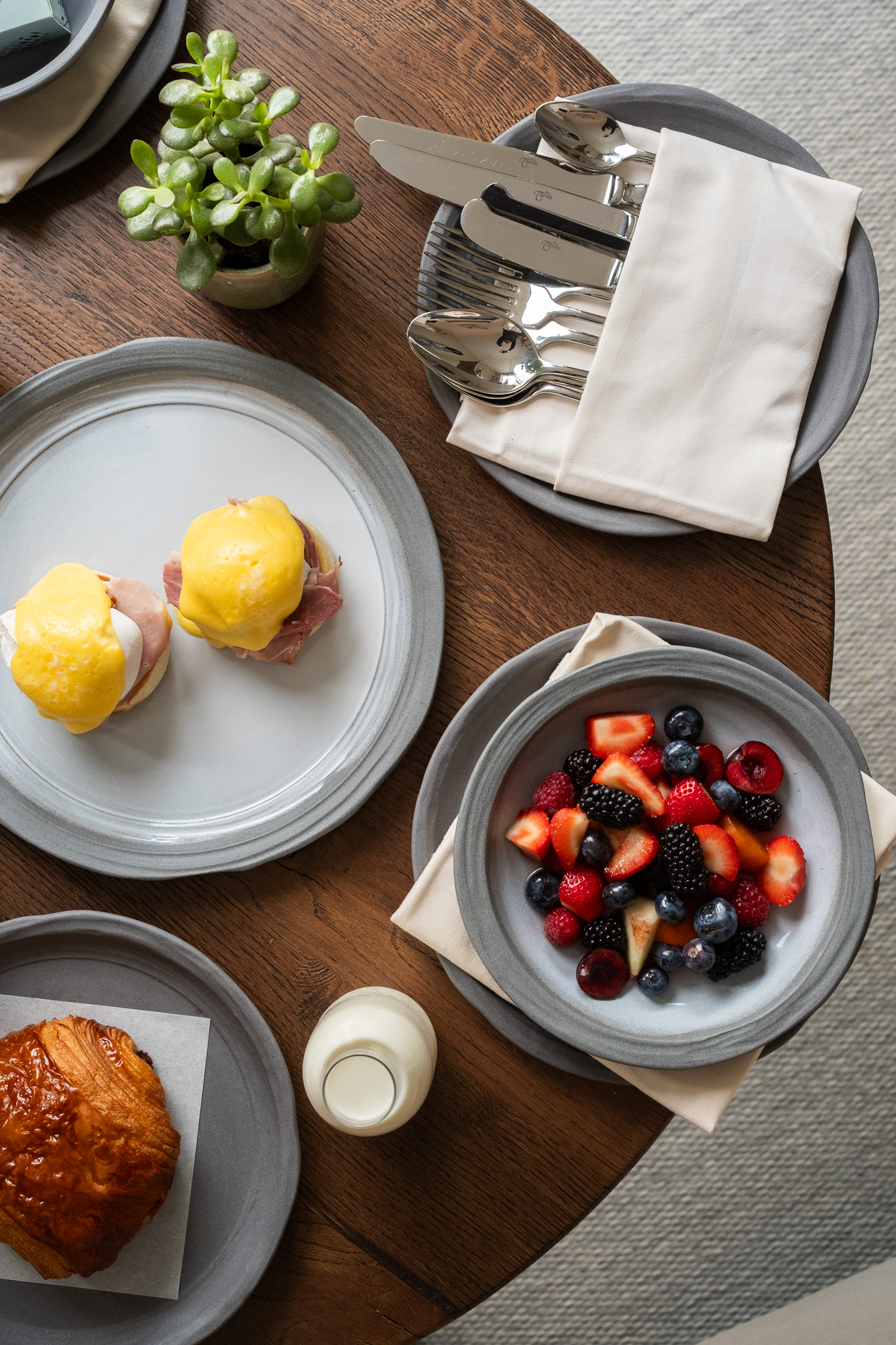 eggs benedict en bessen op tafel