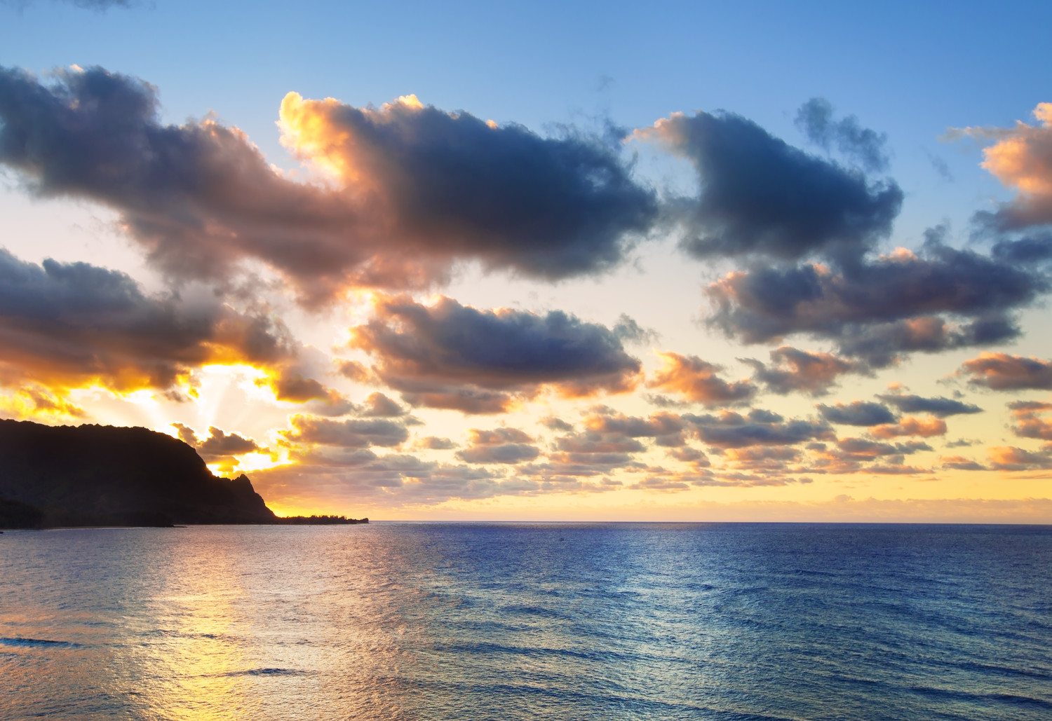 바다 너머로 지는 석양