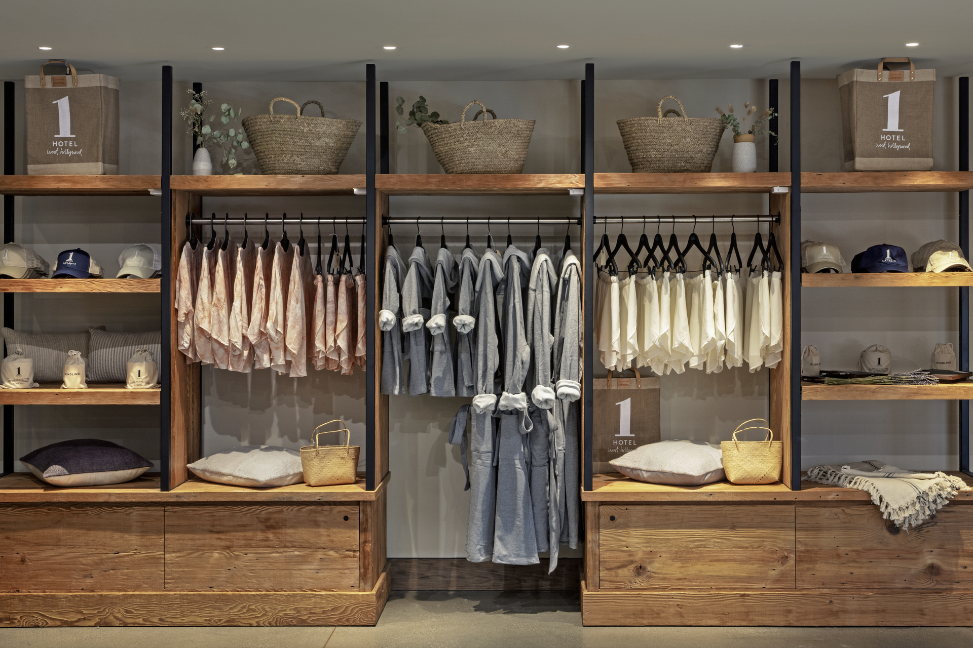 Een netjes georganiseerde kastruimte