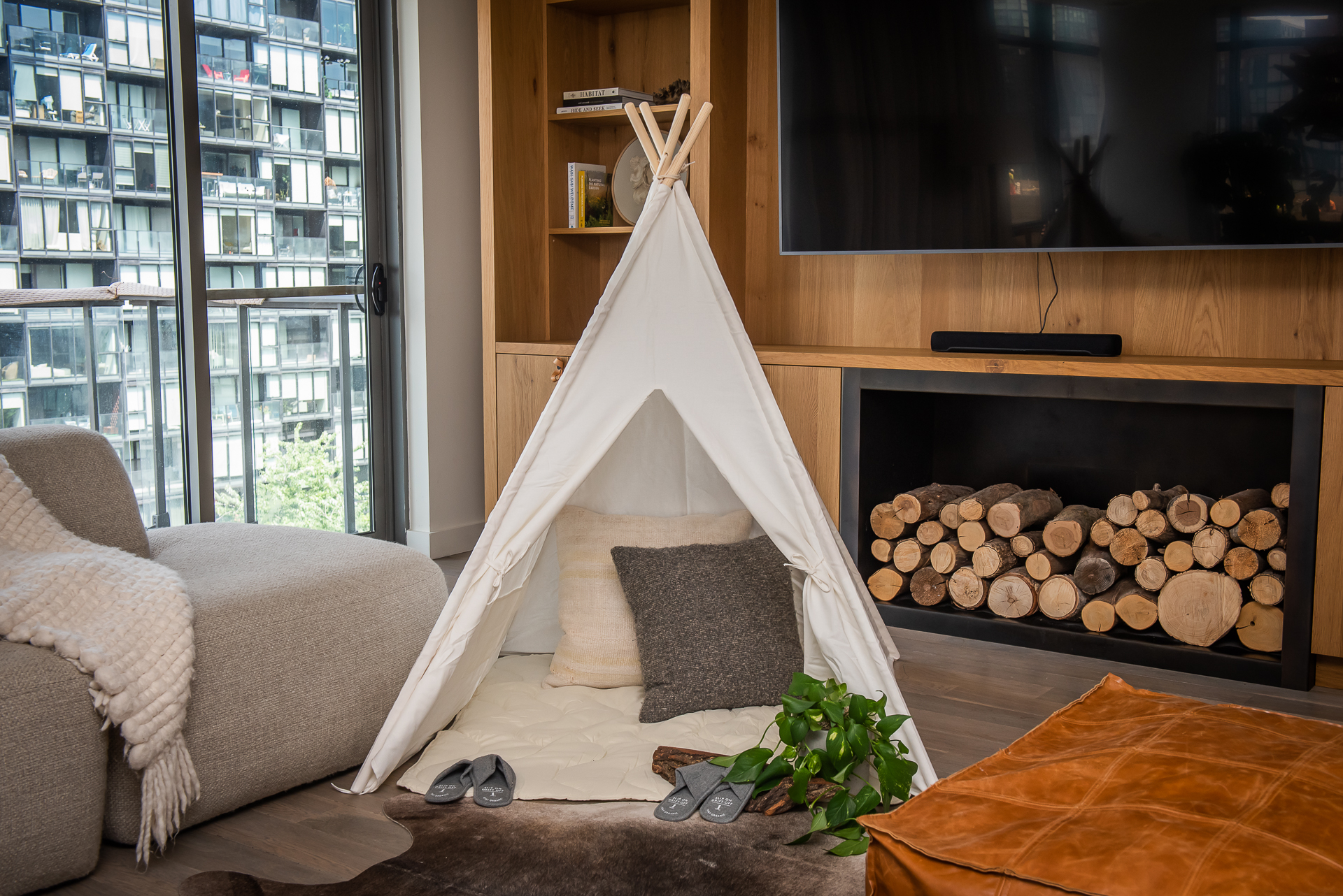 Una pequeña tienda de lona instalada en la zona de estar de una suite de 1Hotel